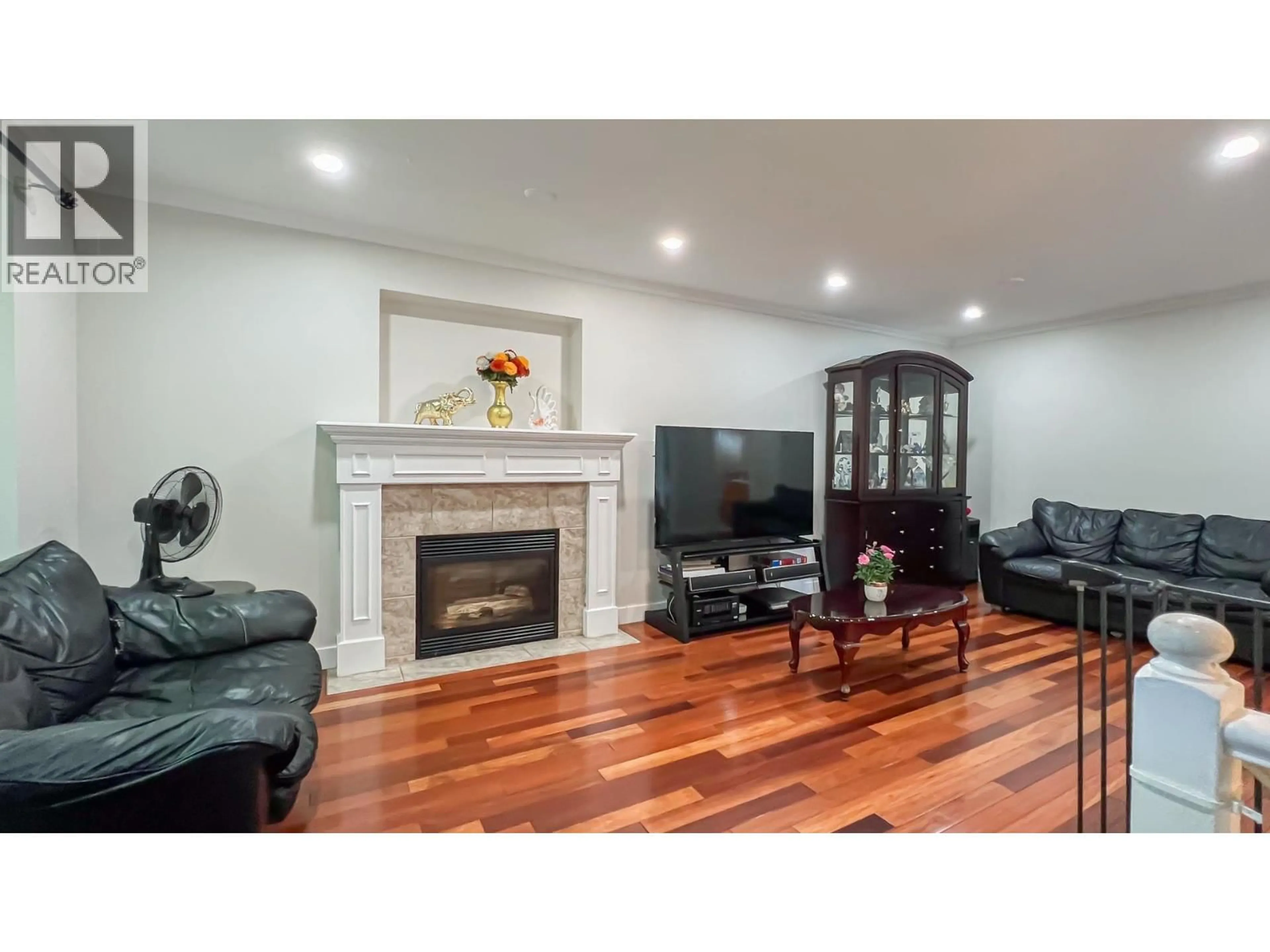 Living room with furniture, wood/laminate floor for 1553 BURRILL AVENUE, North Vancouver British Columbia V7K1L8