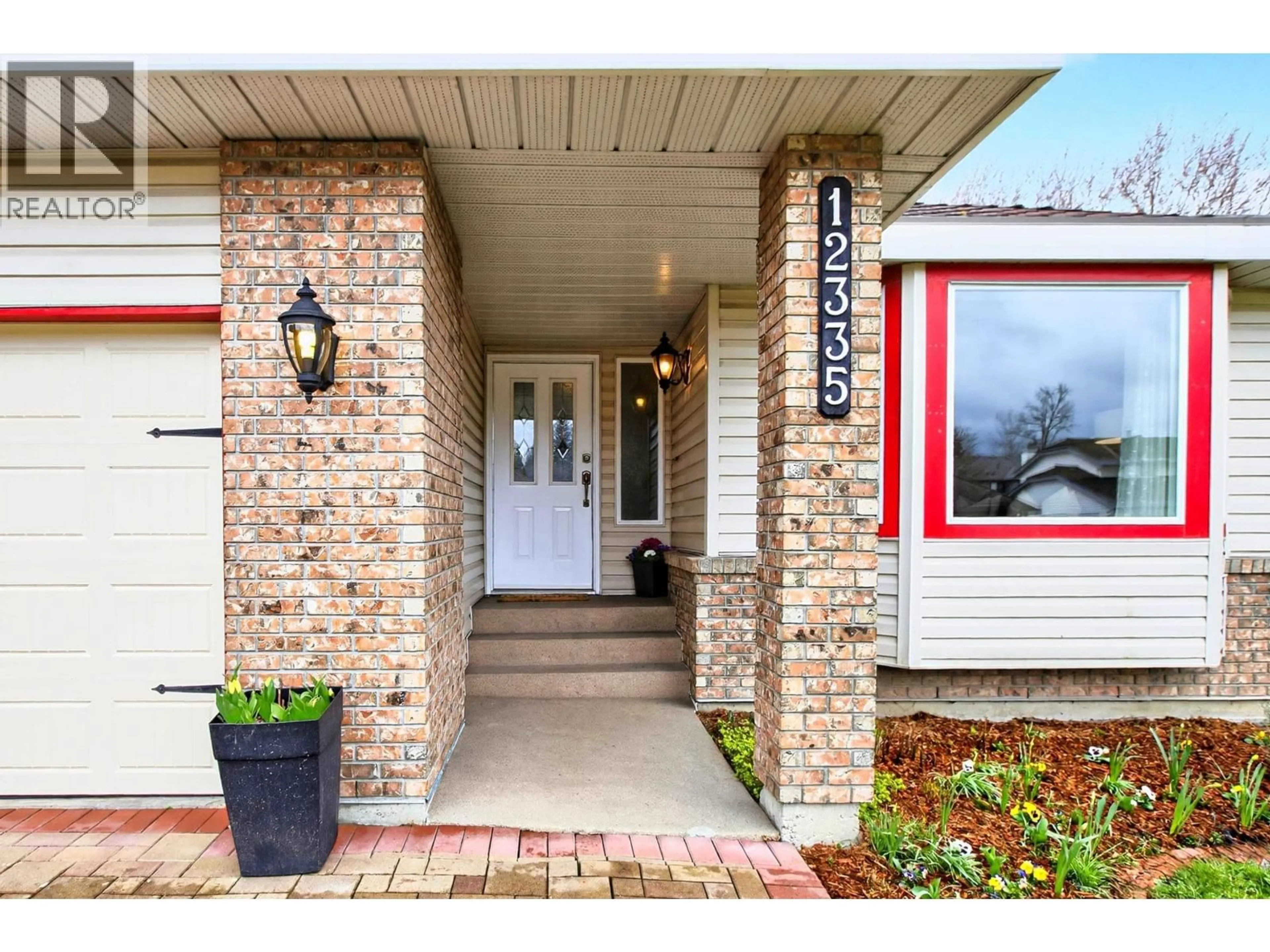 Indoor entryway for 12335 206 STREET, Maple Ridge British Columbia V2X0M6