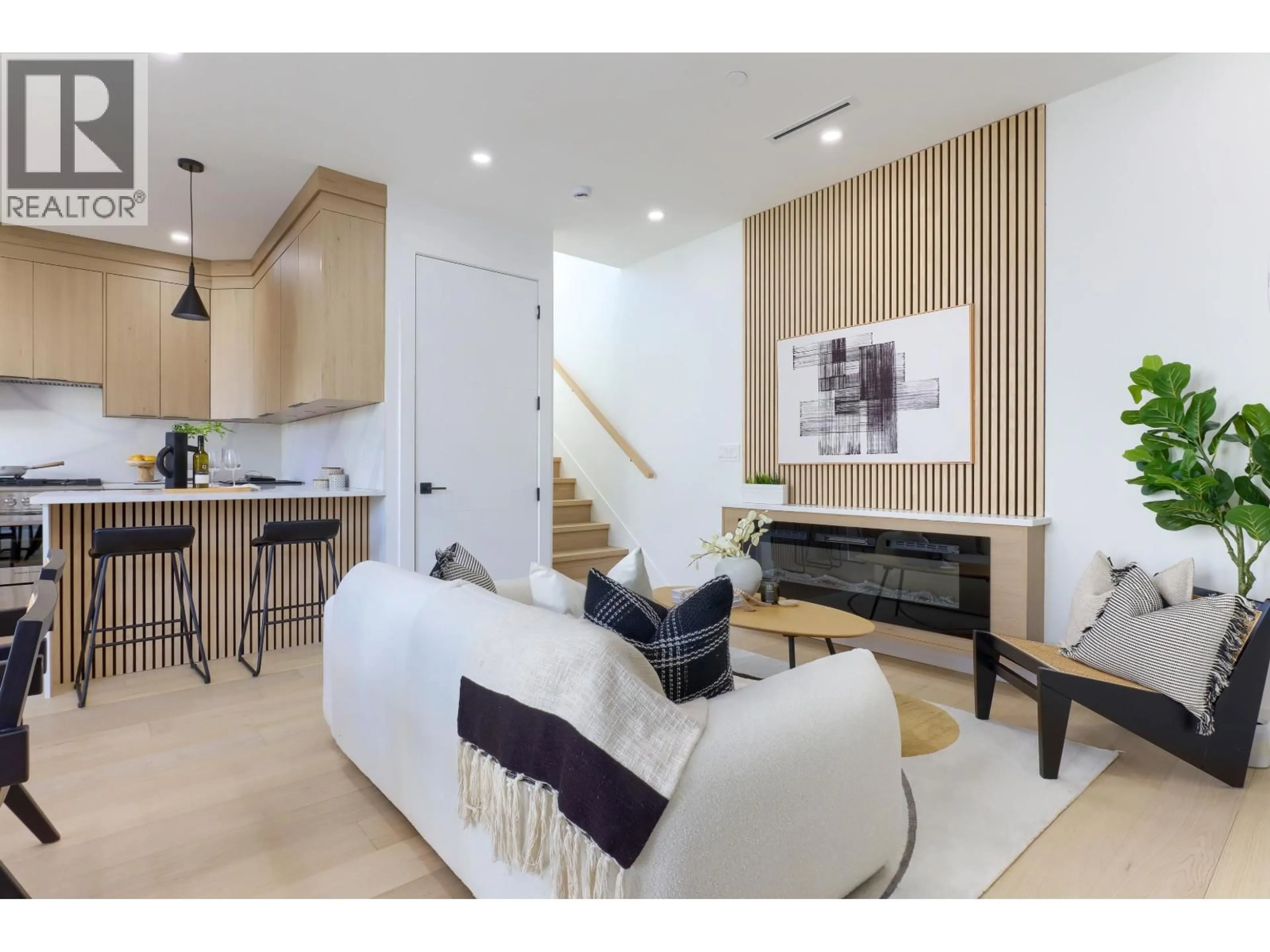 Living room with furniture, wood/laminate floor for 2 - 4742 ST CATHERINES STREET, Vancouver British Columbia V5V4M7