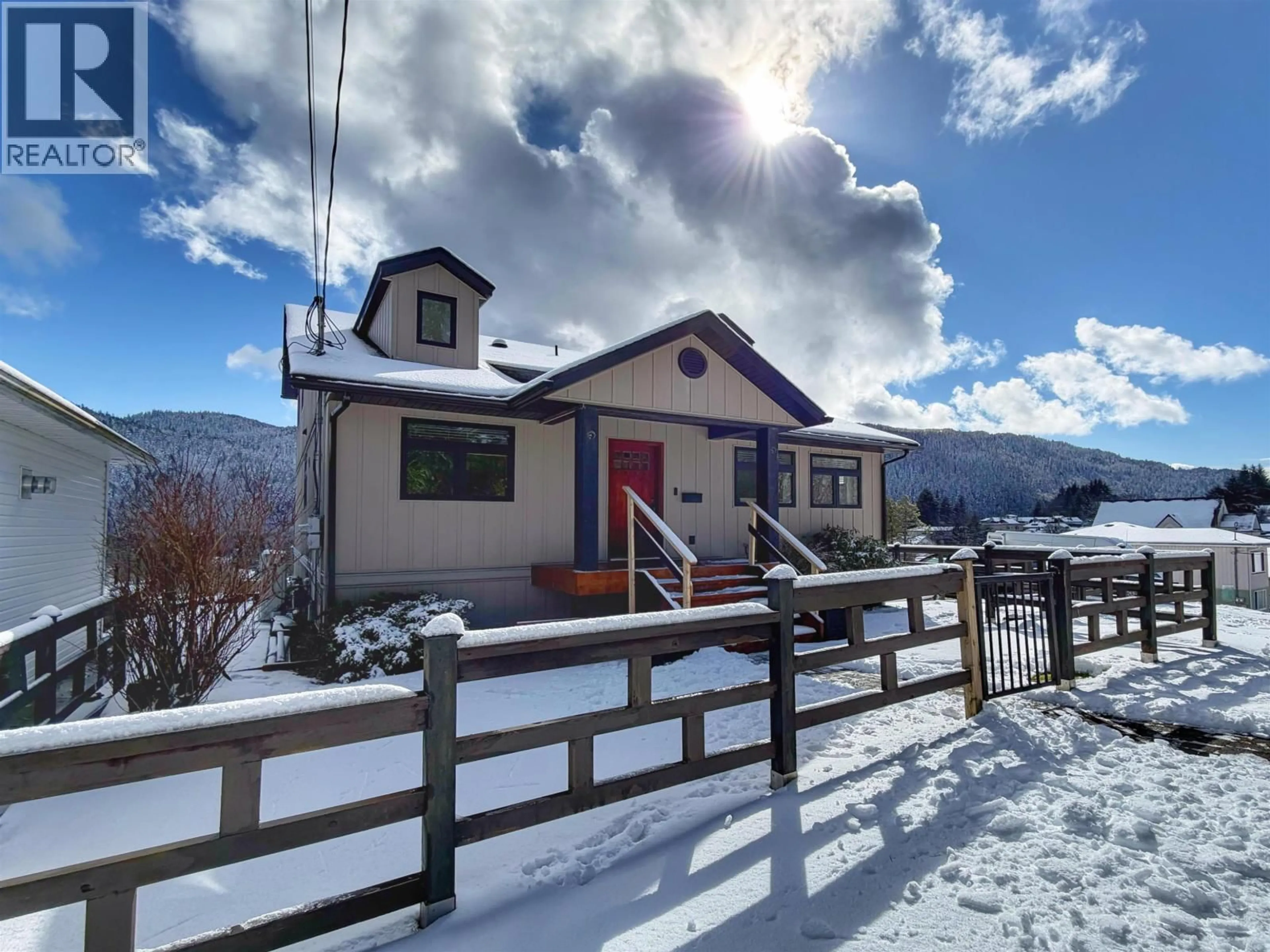 A pic from outside/outdoor area/front of a property/back of a property/a pic from drone, mountain view for 515 5TH AVENUE, Prince Rupert British Columbia V8J1T8