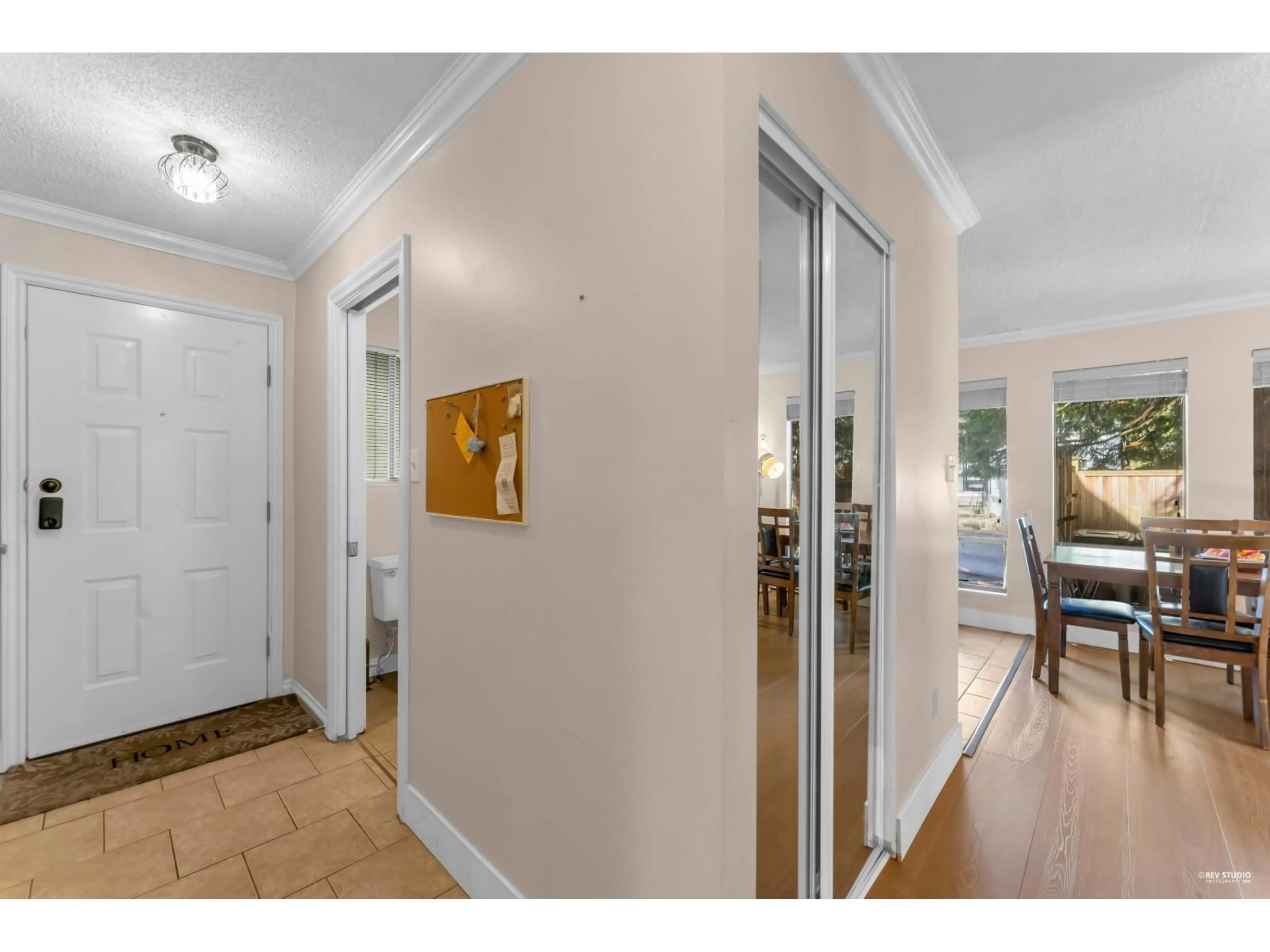 Indoor entryway for 6717 141 STREET, Surrey British Columbia V3W6X2