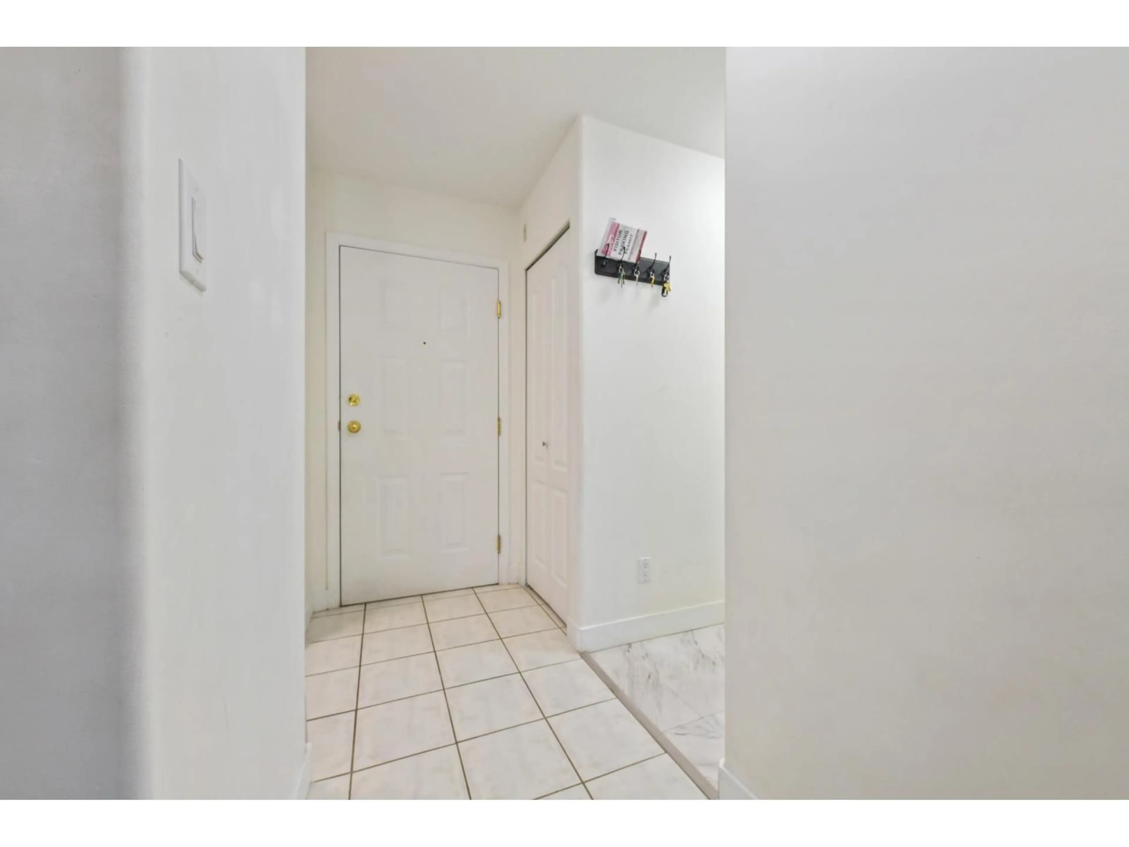 Indoor entryway for 309 - 15150 108 AVENUE, Surrey British Columbia V3R0V1