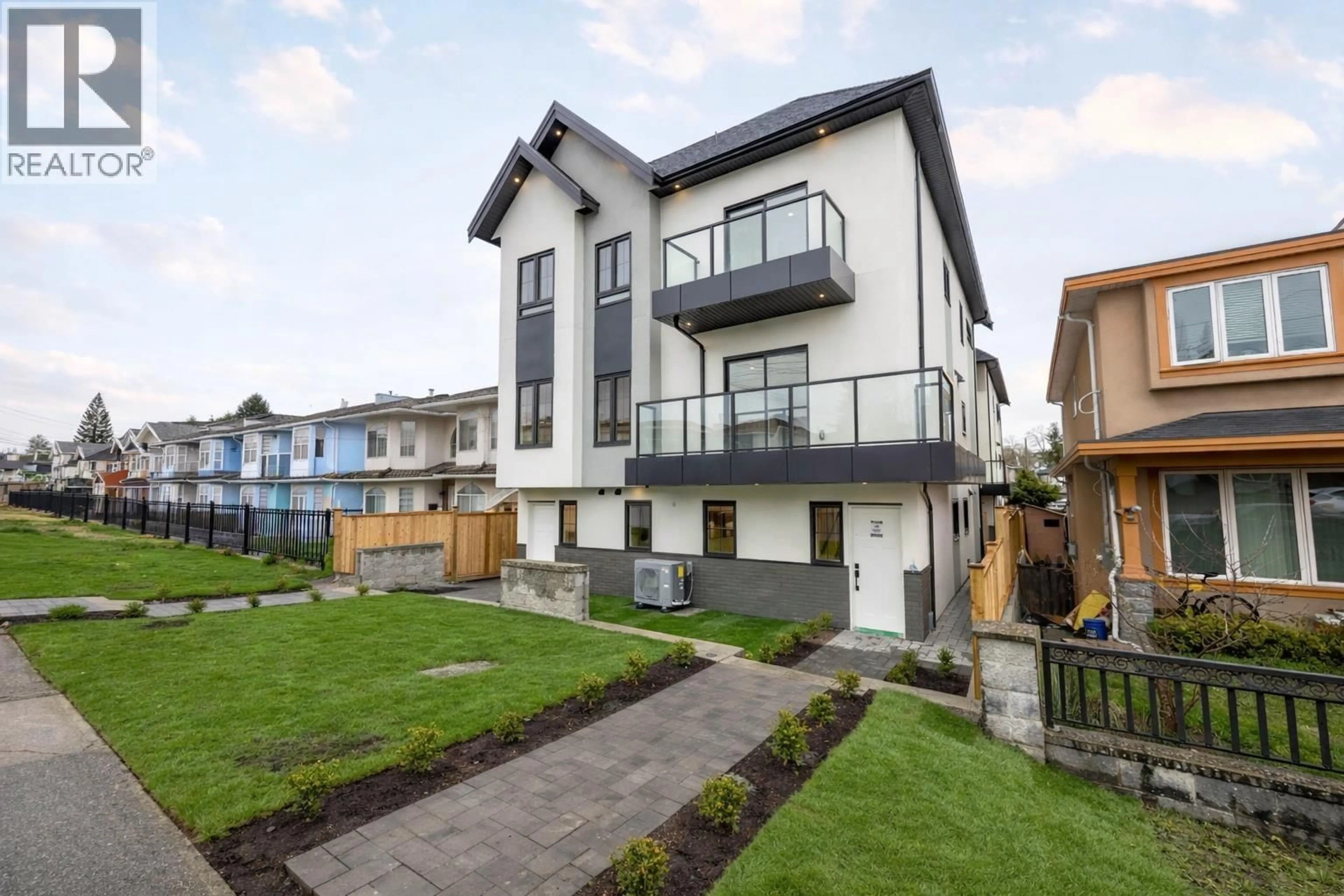 Unknown for 3 - 7353 12TH AVENUE, Burnaby British Columbia V3N2J8