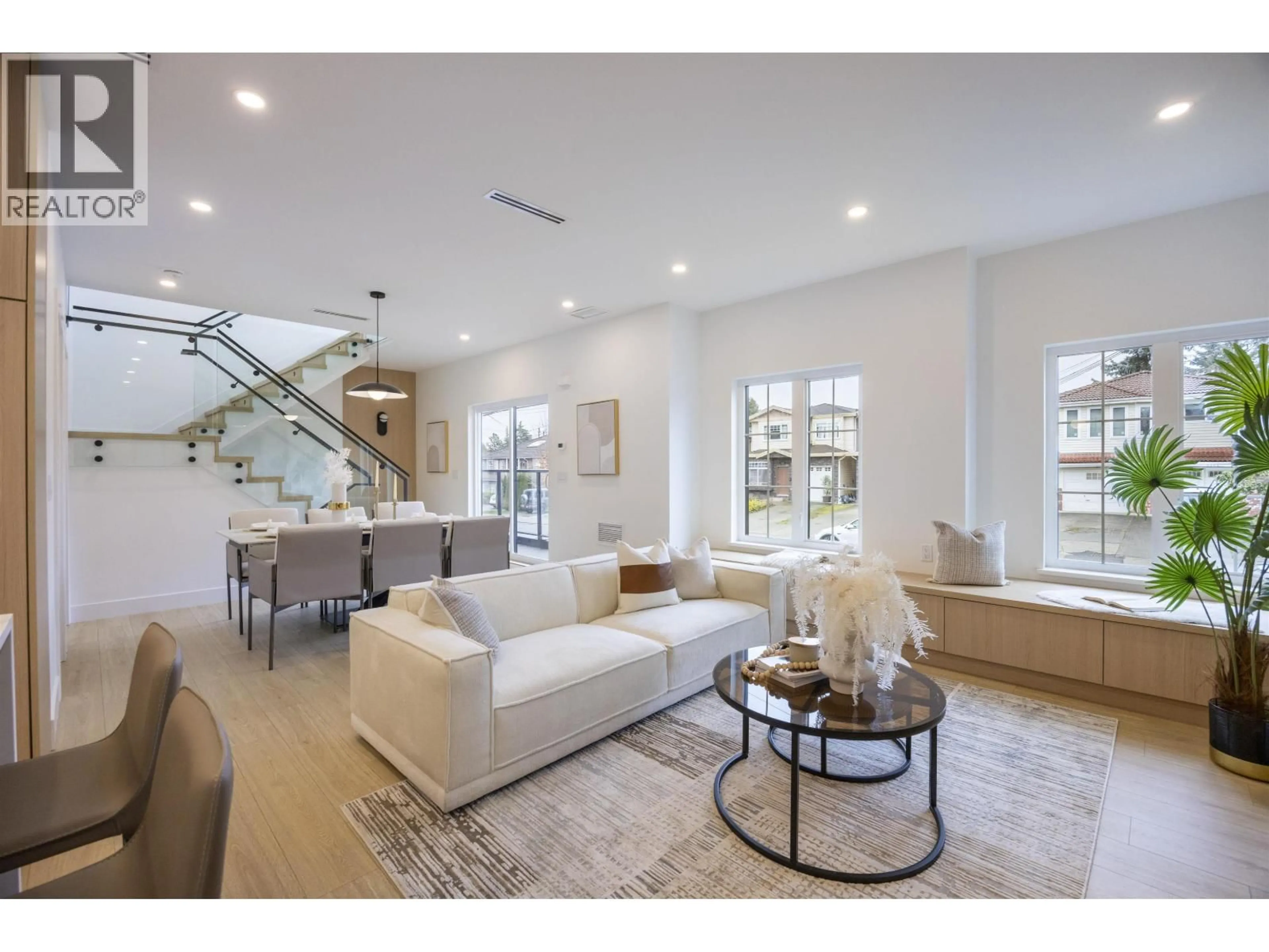 Living room with furniture, unknown for 4 - 7353 12TH AVE, Burnaby British Columbia V3N2J8