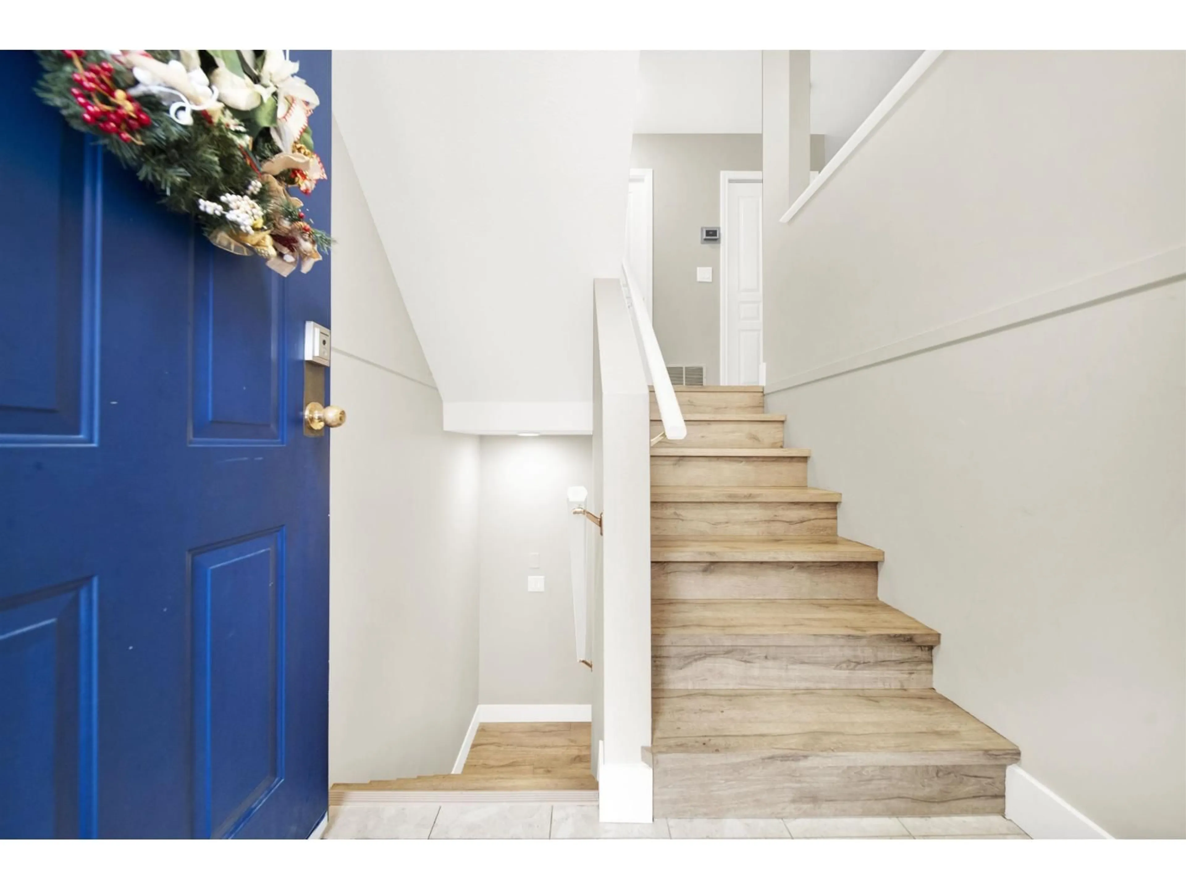 Indoor entryway for 32 - 7640 BLOTT STREET, Mission British Columbia V2V3K3