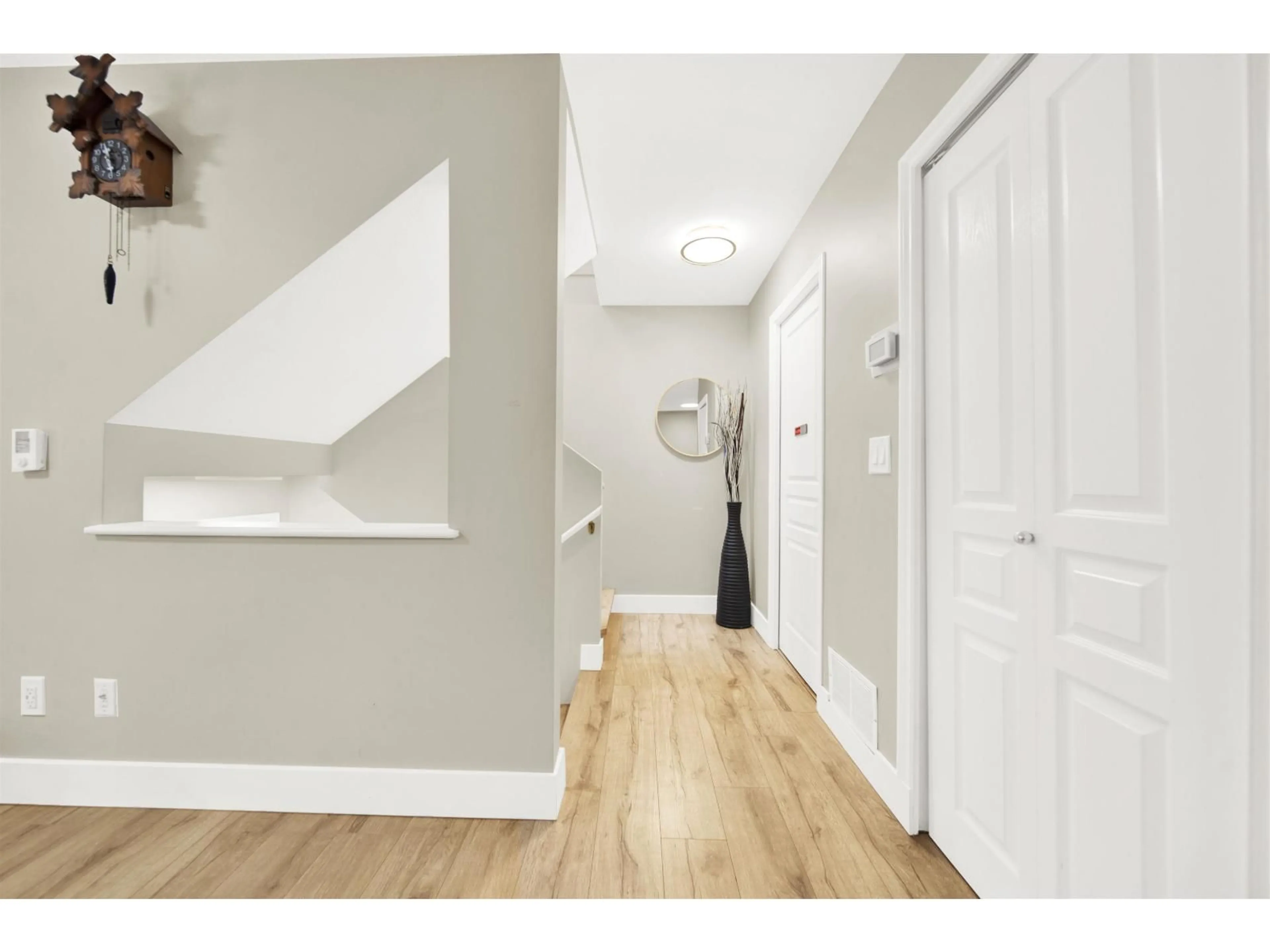 Indoor entryway for 32 - 7640 BLOTT STREET, Mission British Columbia V2V3K3