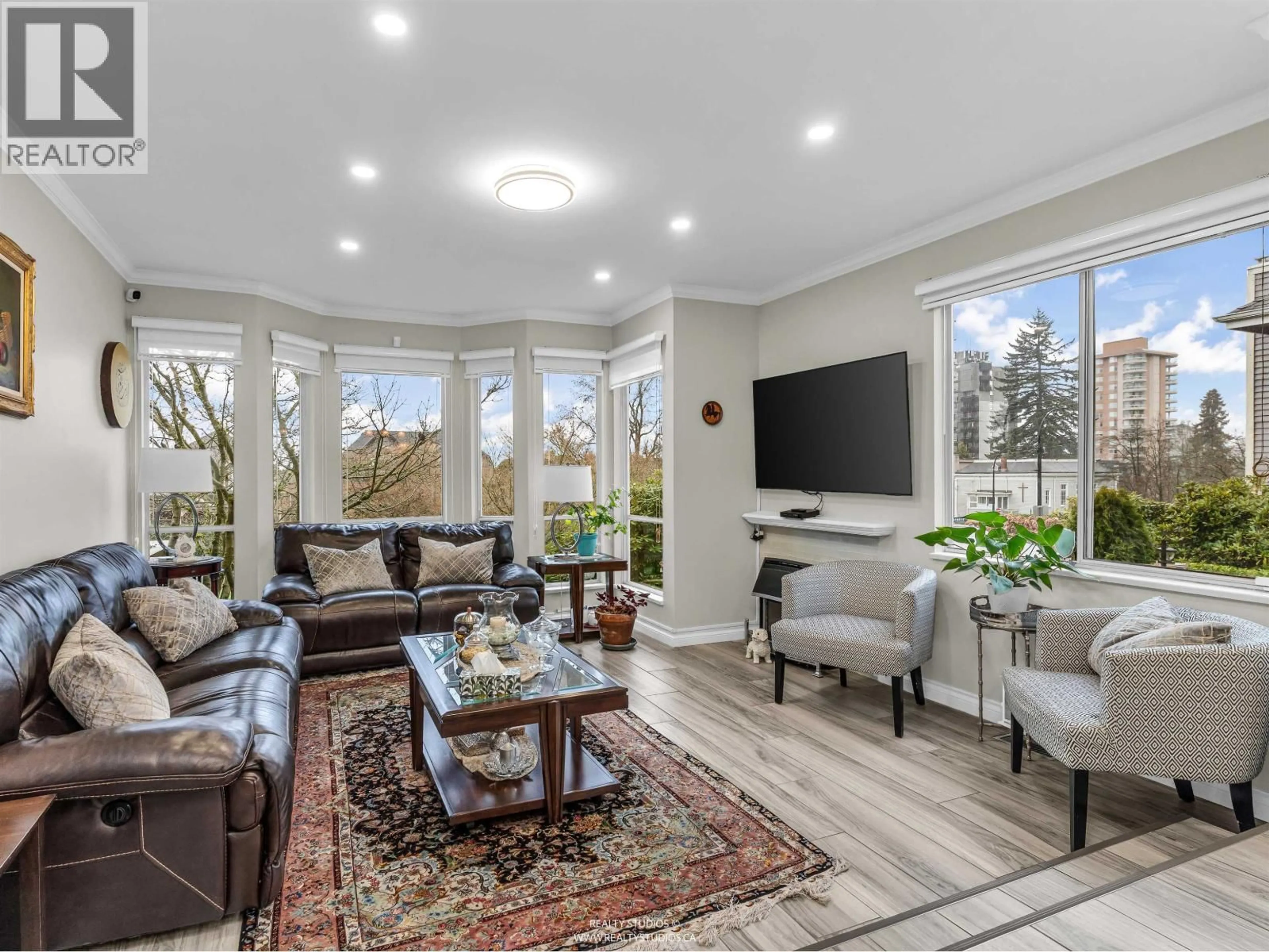 Living room with furniture, unknown for 6 - 220 KEITH ROAD, North Vancouver British Columbia V7L1V5