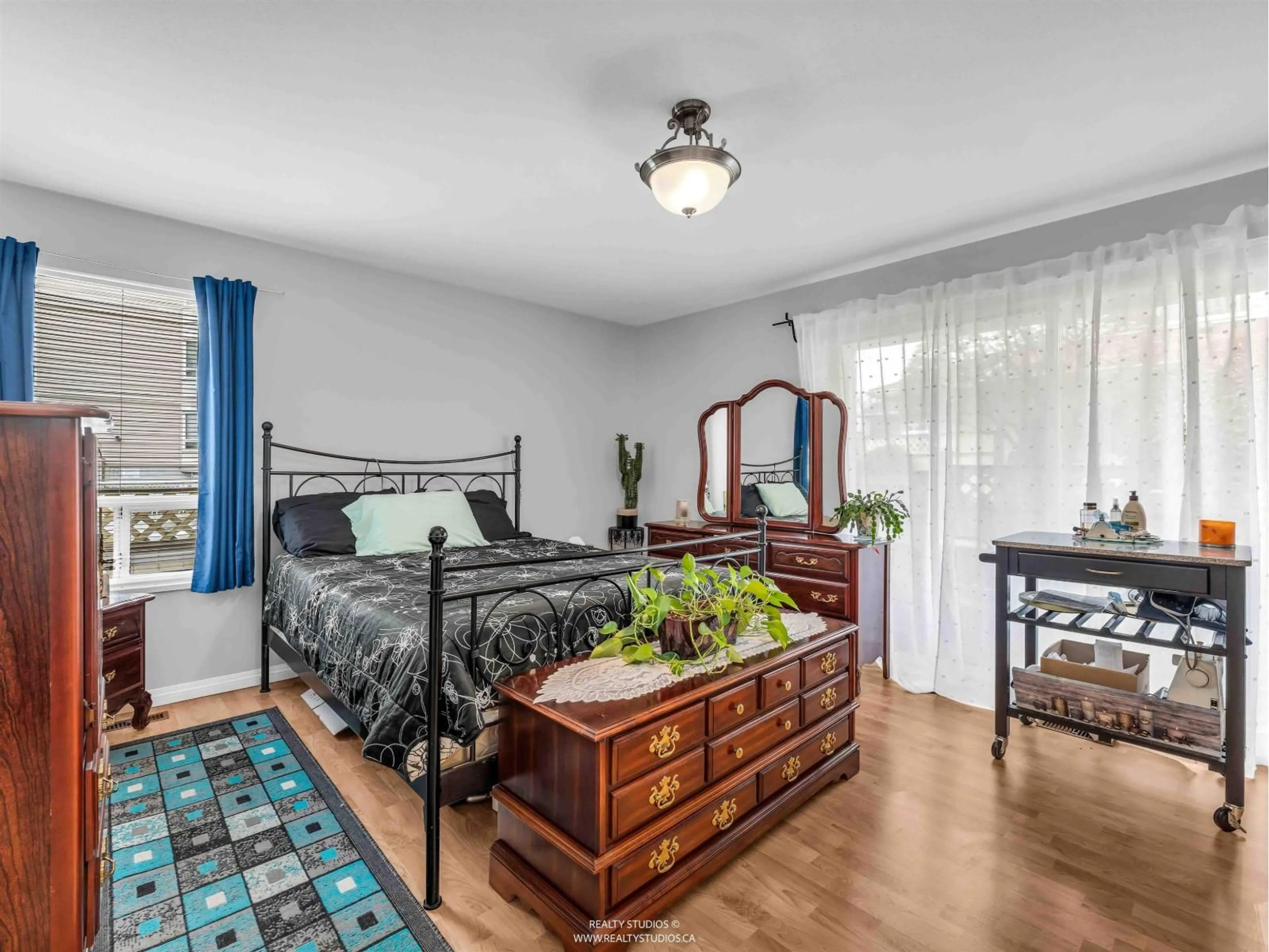 Bedroom with bed, wood/laminate floor for 43 - 9273 122 STREET, Surrey British Columbia V3V7R5