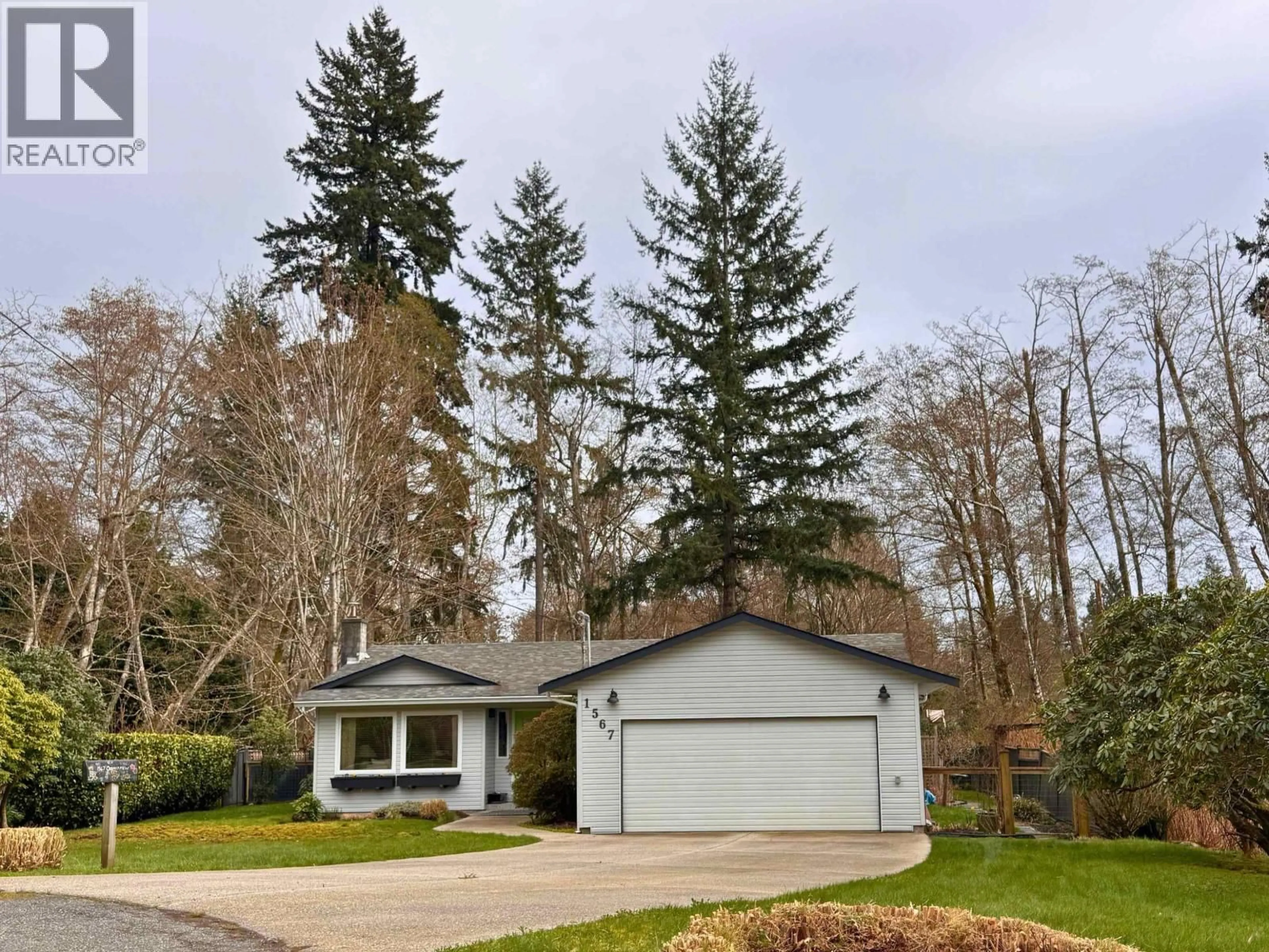 Home with vinyl exterior material, street for 1567 OCEAN VIEW PLACE, Gibsons British Columbia V0N1V5