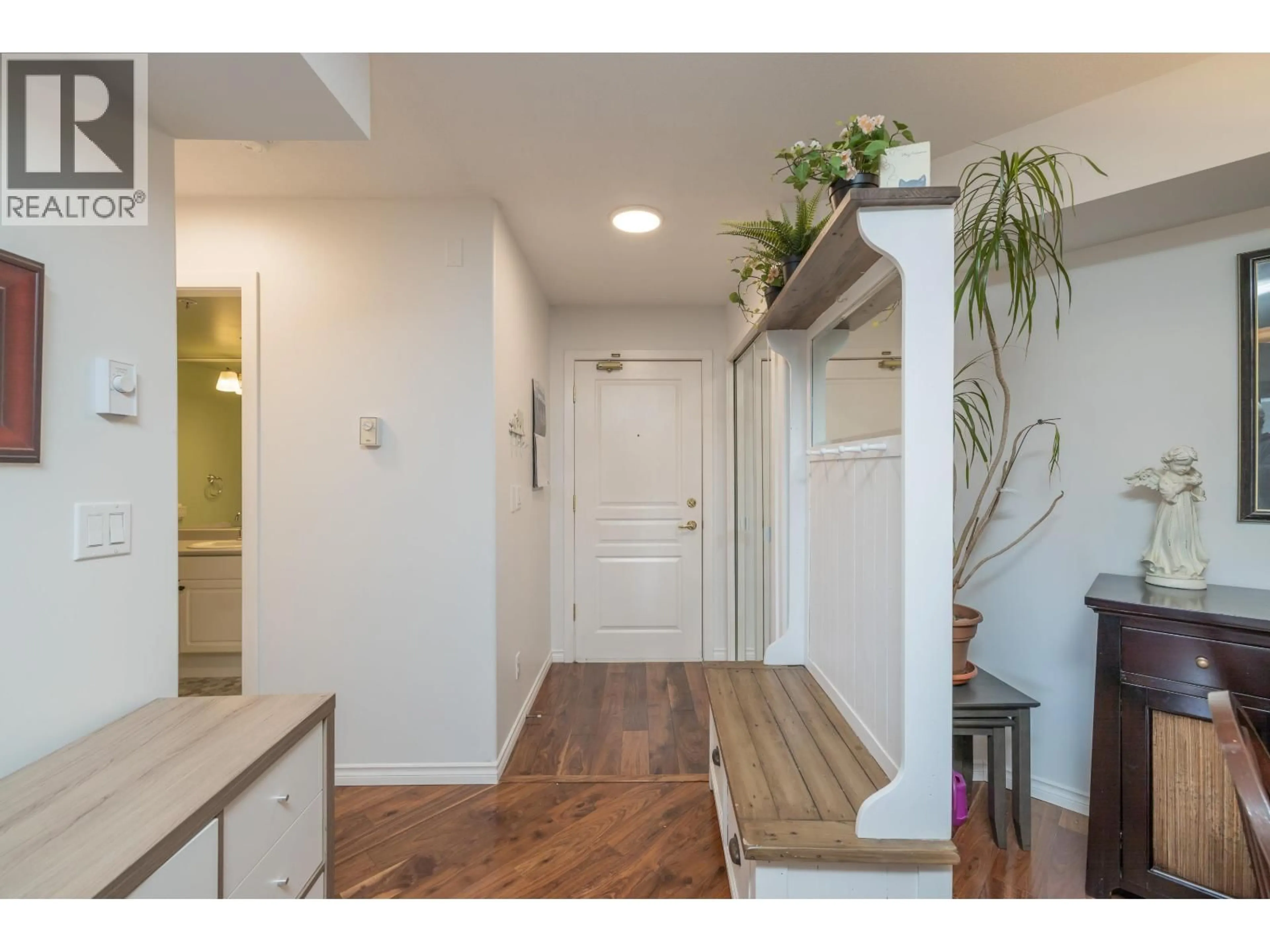 Indoor entryway for 415 - 214 ELEVENTH STREET, New Westminster British Columbia V3M4C9