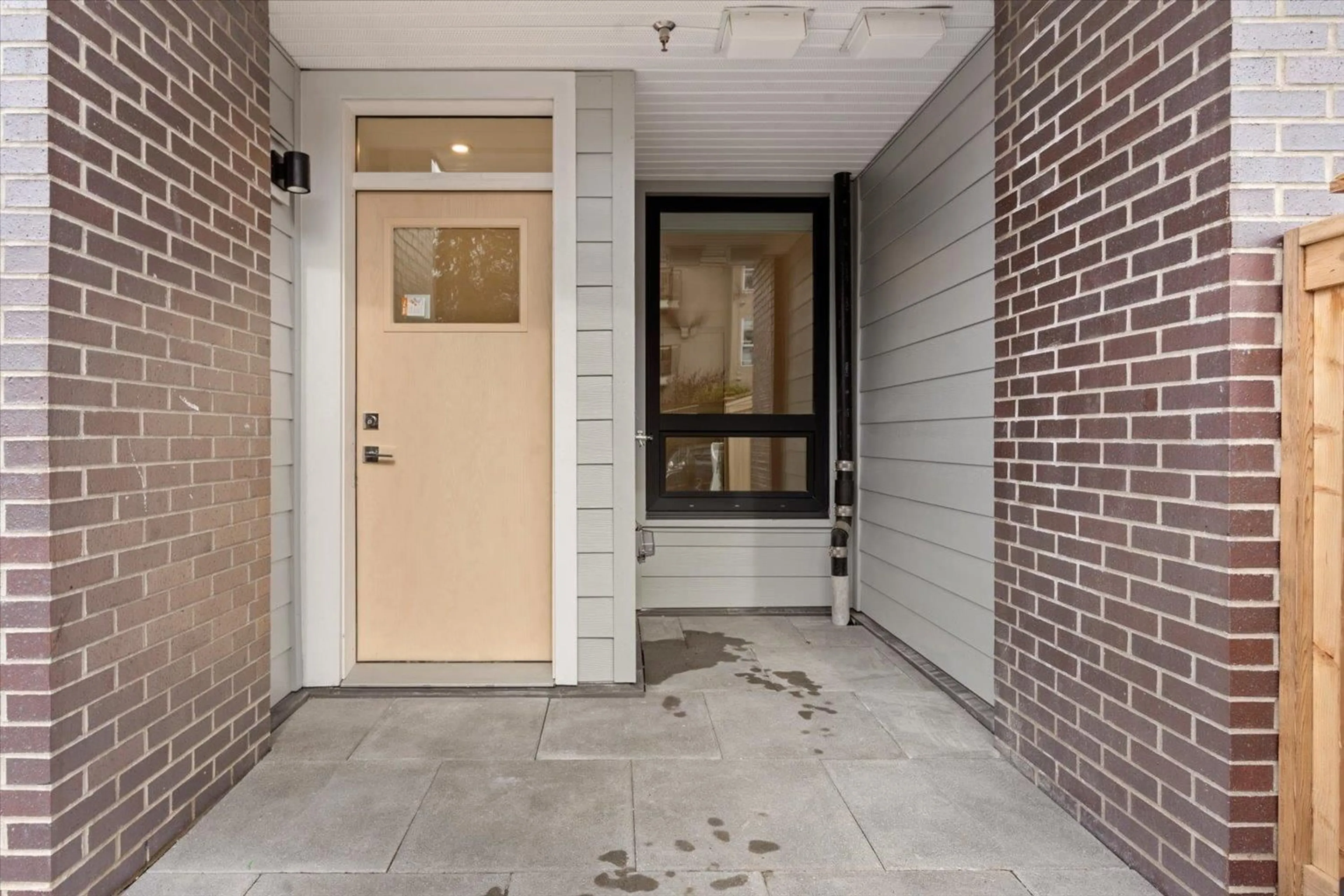 Indoor entryway for 117 - 13777 75A AVENUE, Surrey British Columbia V3W3W4