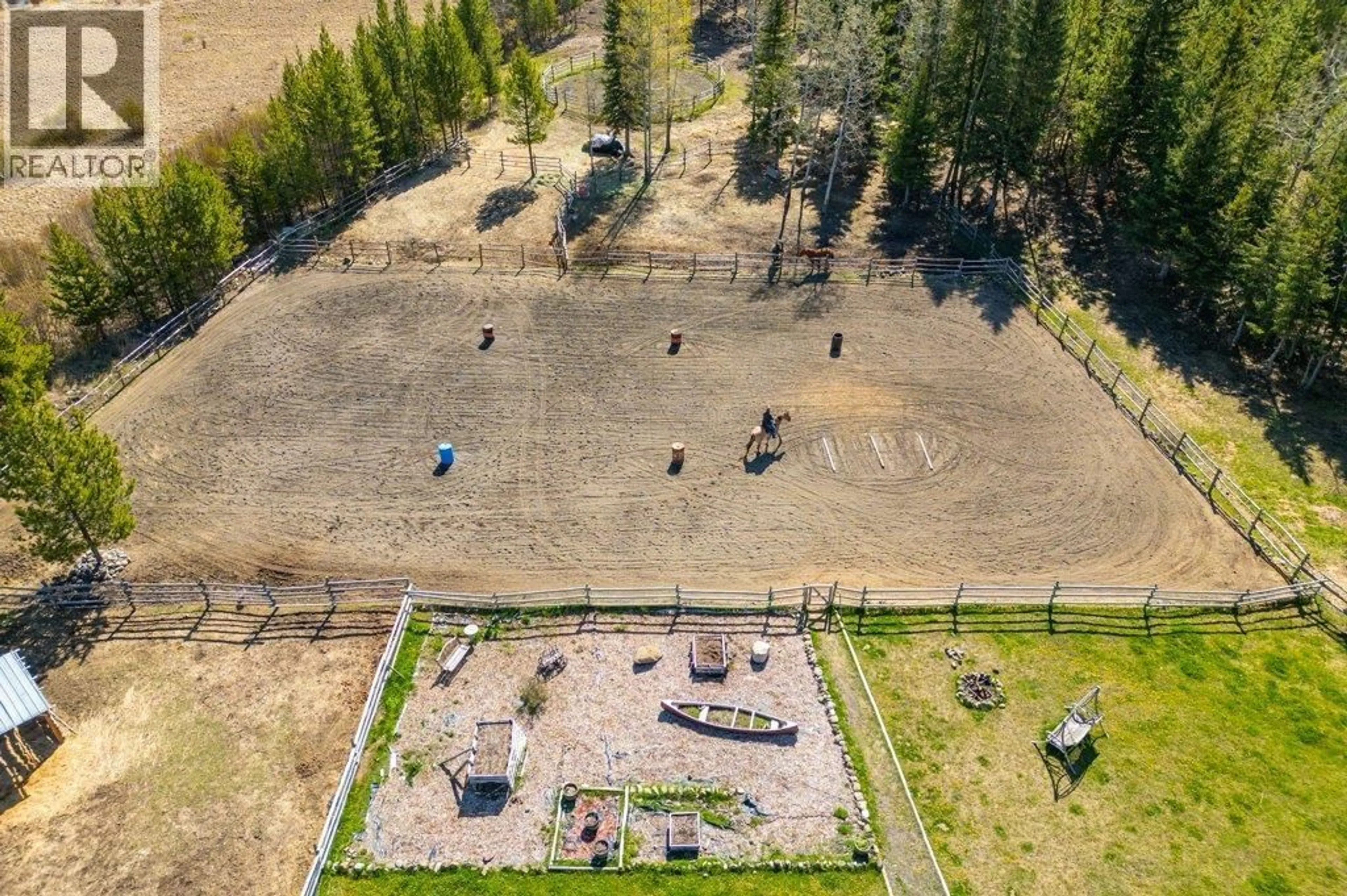 A pic from outside/outdoor area/front of a property/back of a property/a pic from drone, unknown for 6851 FAWN CREEK ROAD, Lone Butte British Columbia V0K1X1