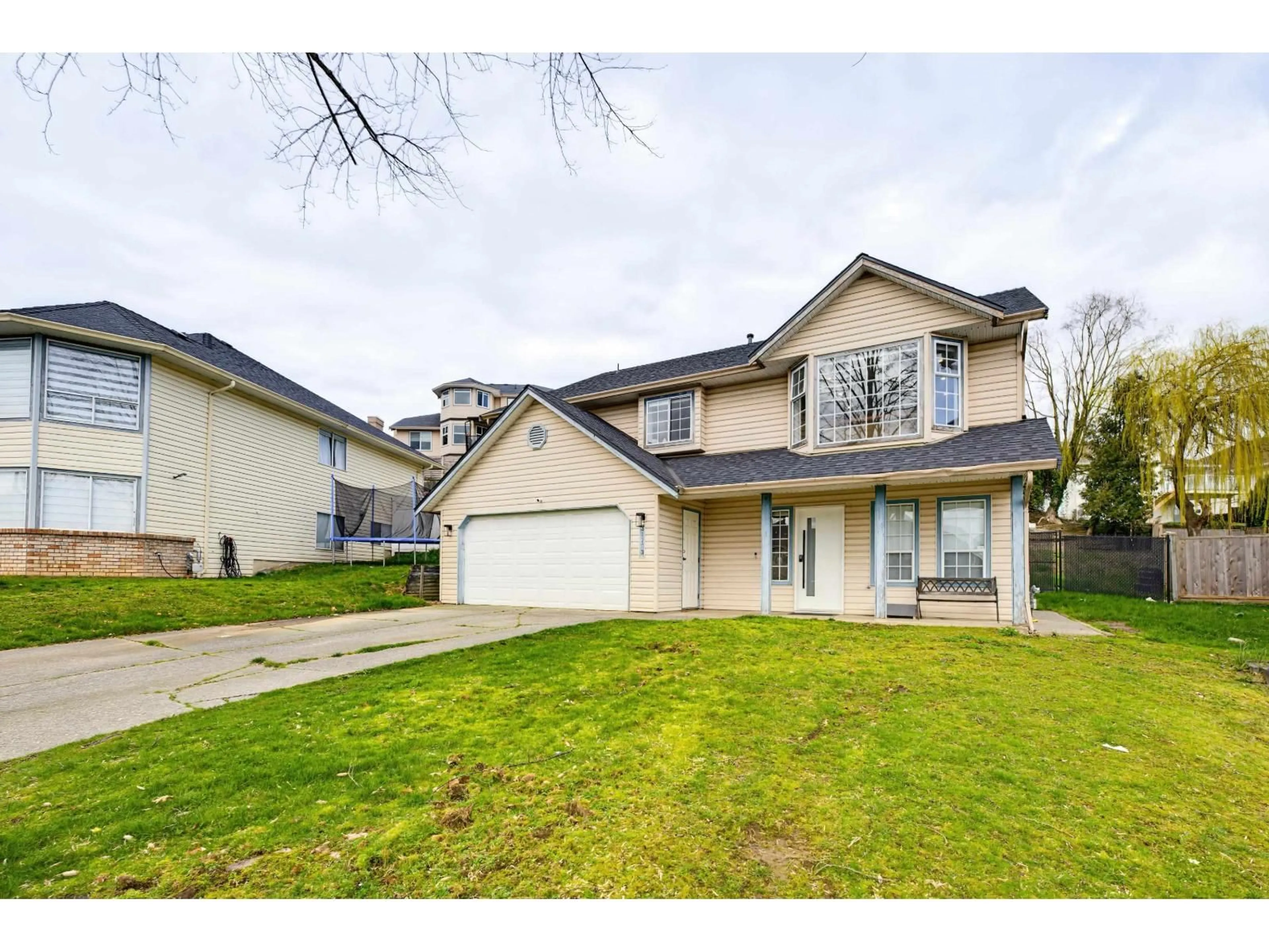 A pic from outside/outdoor area/front of a property/back of a property/a pic from drone, street for 31153 SIDONI AVENUE, Abbotsford British Columbia V2T5J8