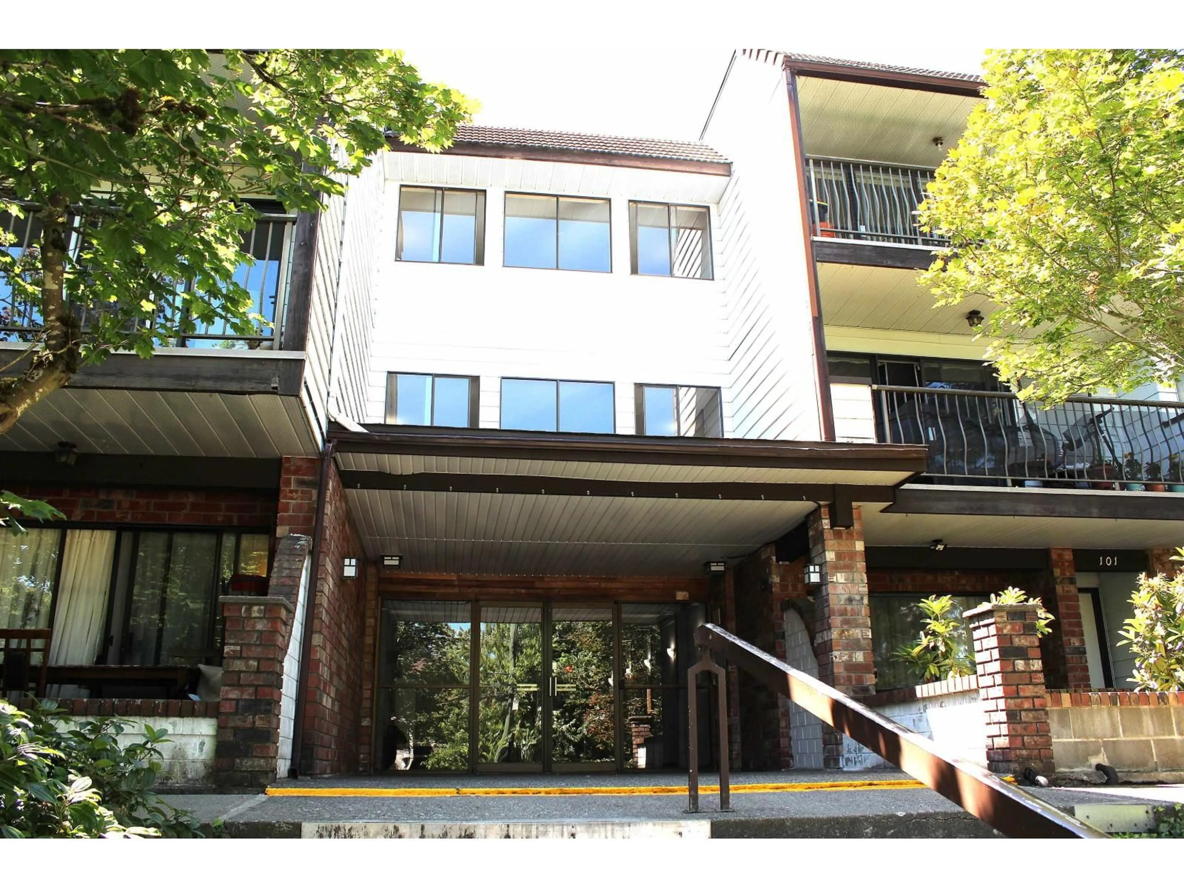 Indoor foyer for 208 - 7473 140 STREET, Surrey British Columbia V3W6G5
