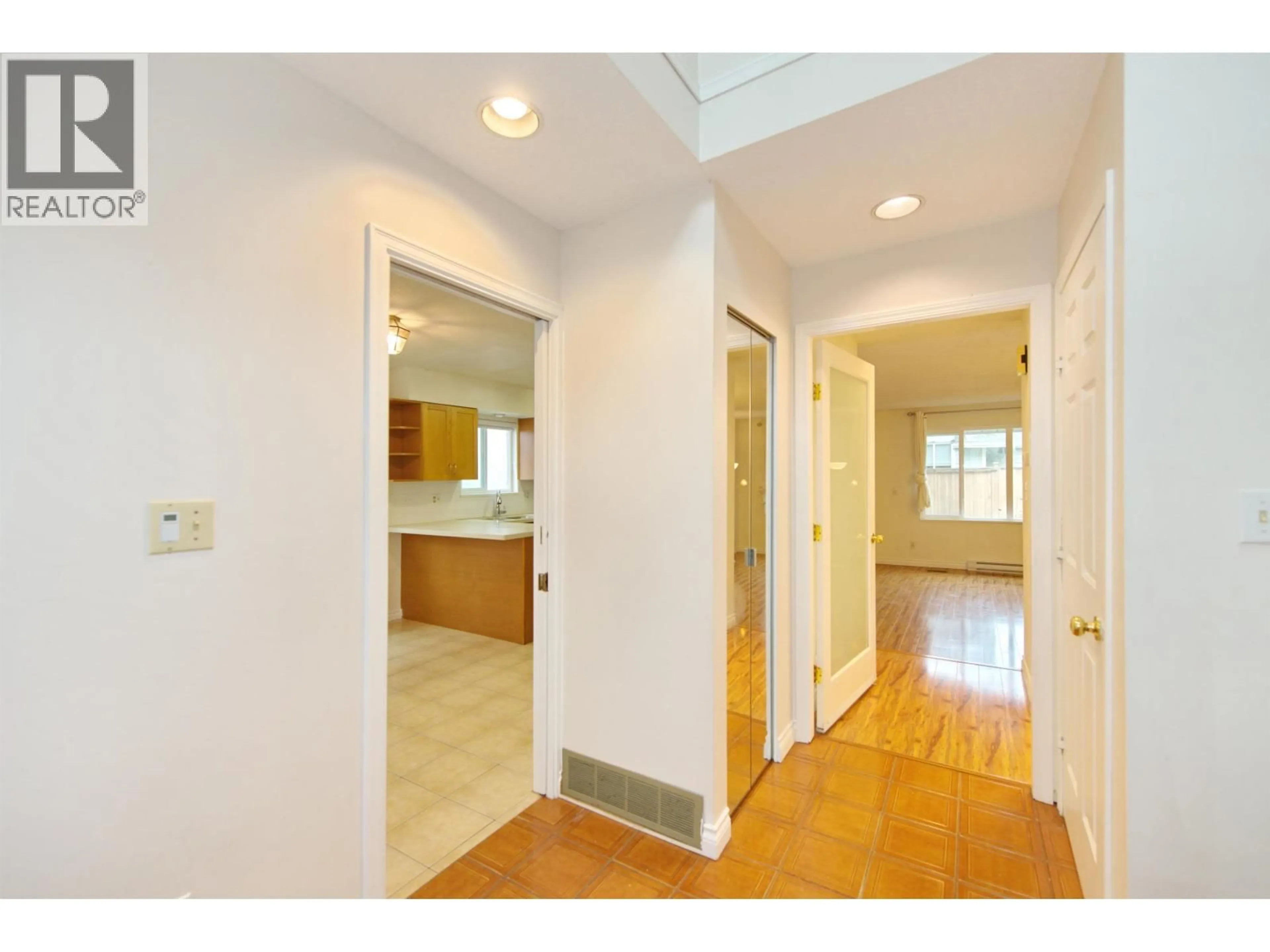 Indoor entryway for 7203 BRIDLEWOOD COURT, Burnaby British Columbia V5A4A4