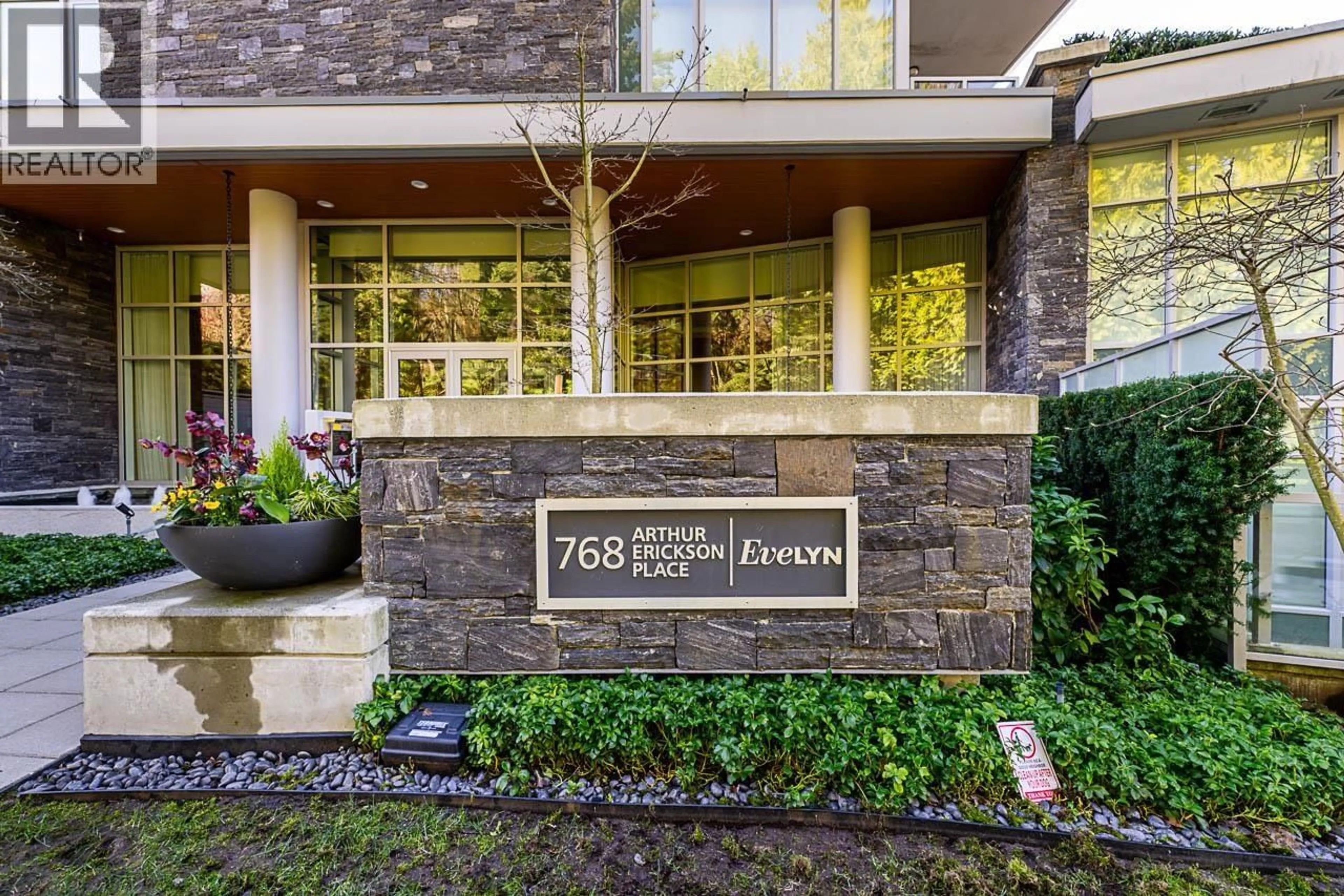 Indoor foyer for 401 - 768 ARTHUR ERICKSON PLACE, West Vancouver British Columbia V7T0B6