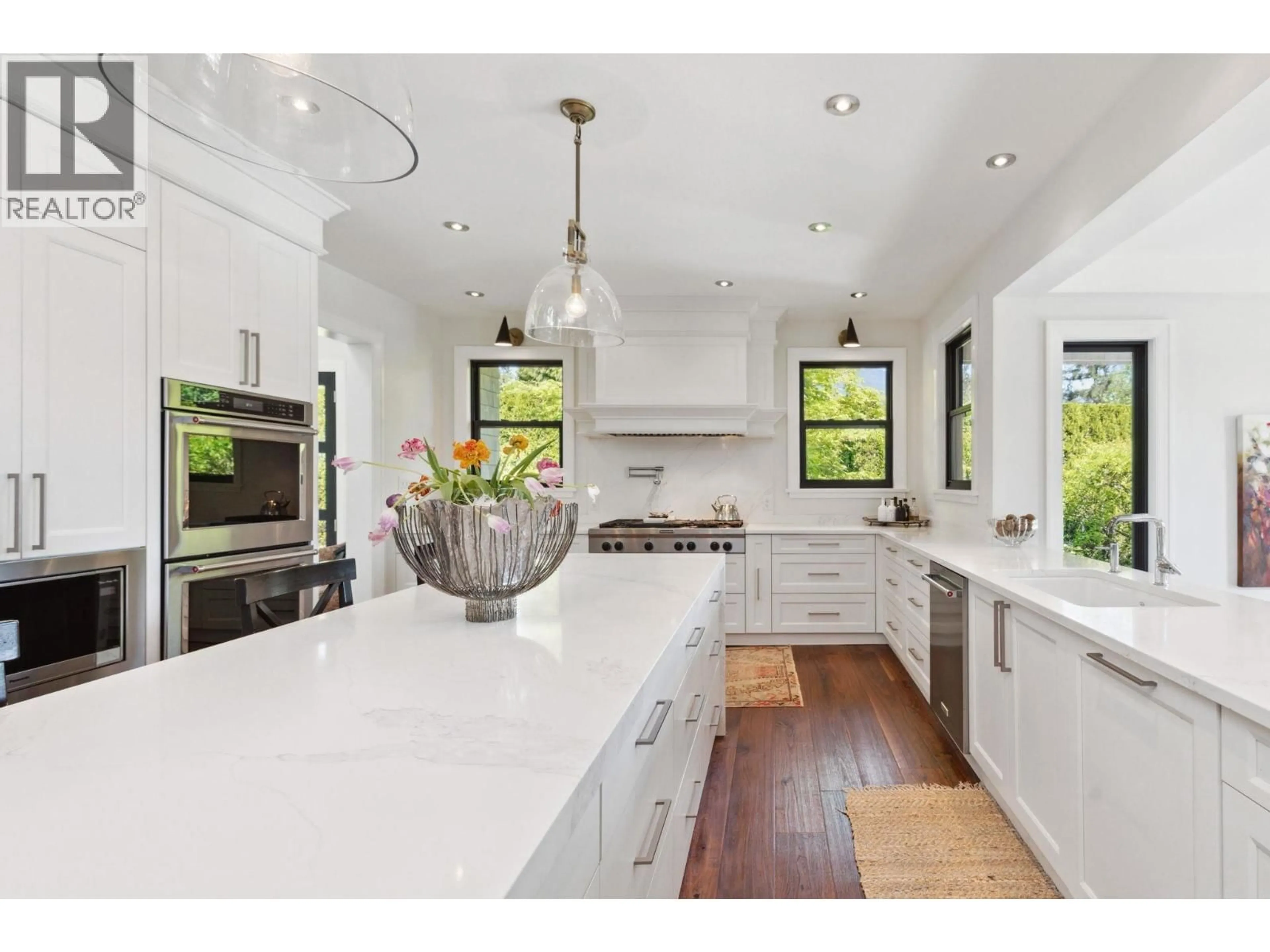 Open concept kitchen, unknown for 939 FRIAR CRESCENT, North Vancouver British Columbia V7G1M5