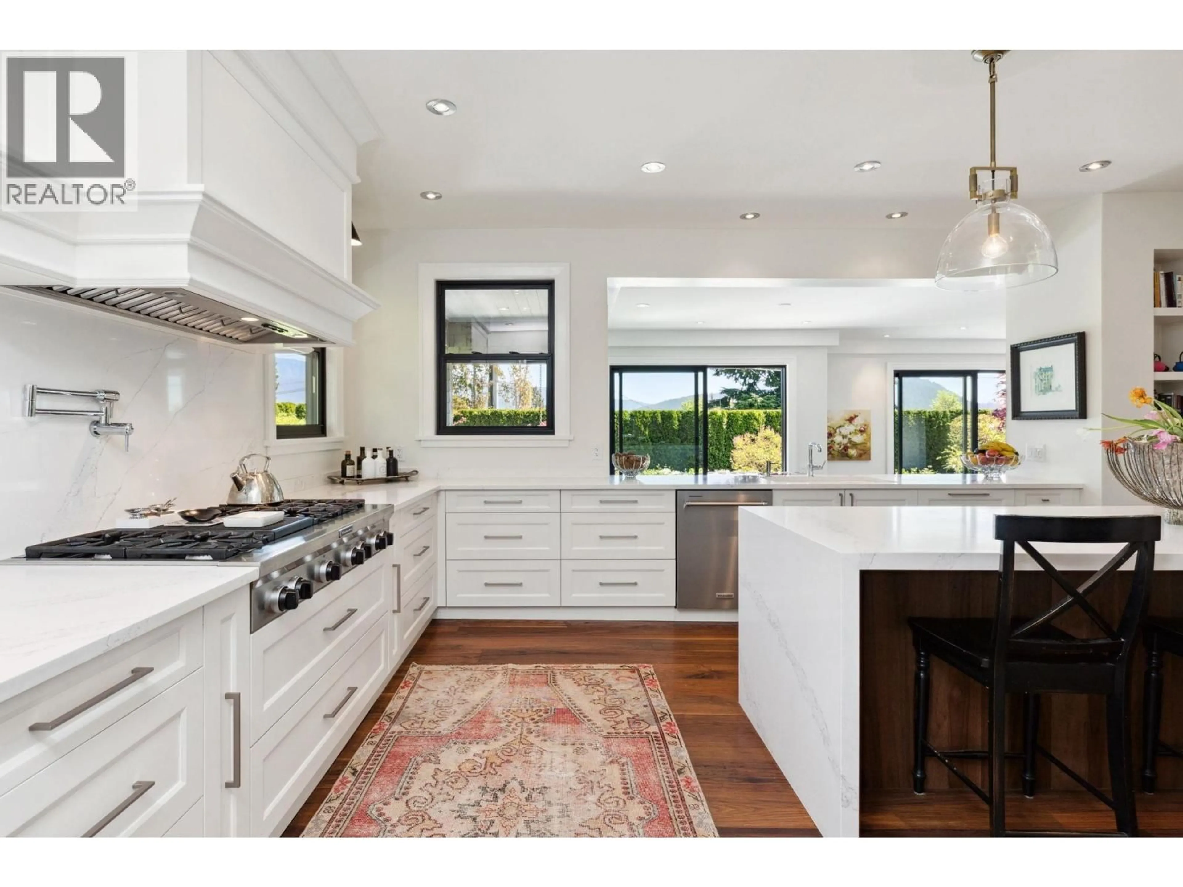 Open concept kitchen, ceramic/tile floor for 939 FRIAR CRESCENT, North Vancouver British Columbia V7G1M5