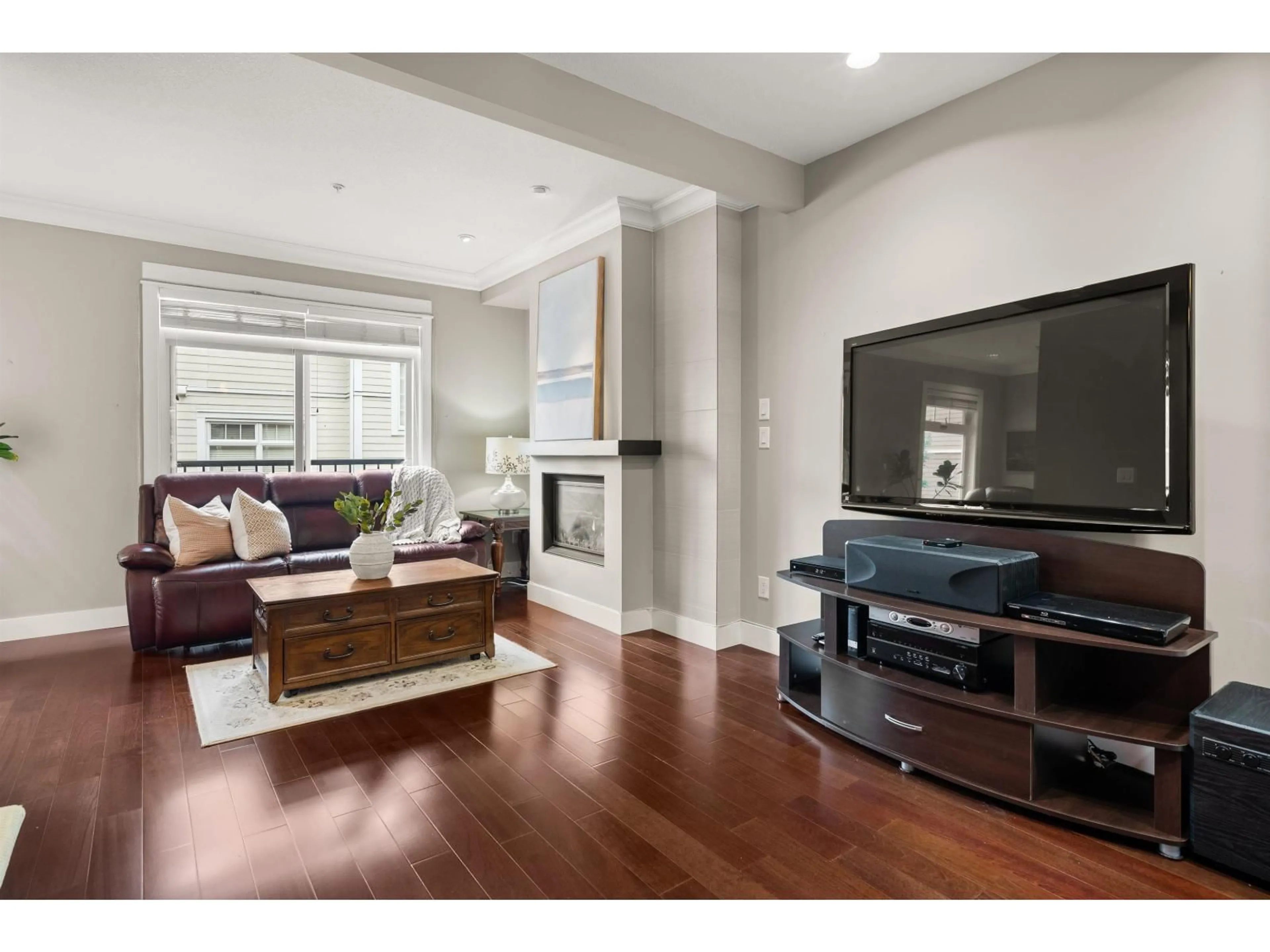 Living room with furniture, wood/laminate floor for 26 - 2689 PARKWAY DRIVE, Surrey British Columbia V4P0C3