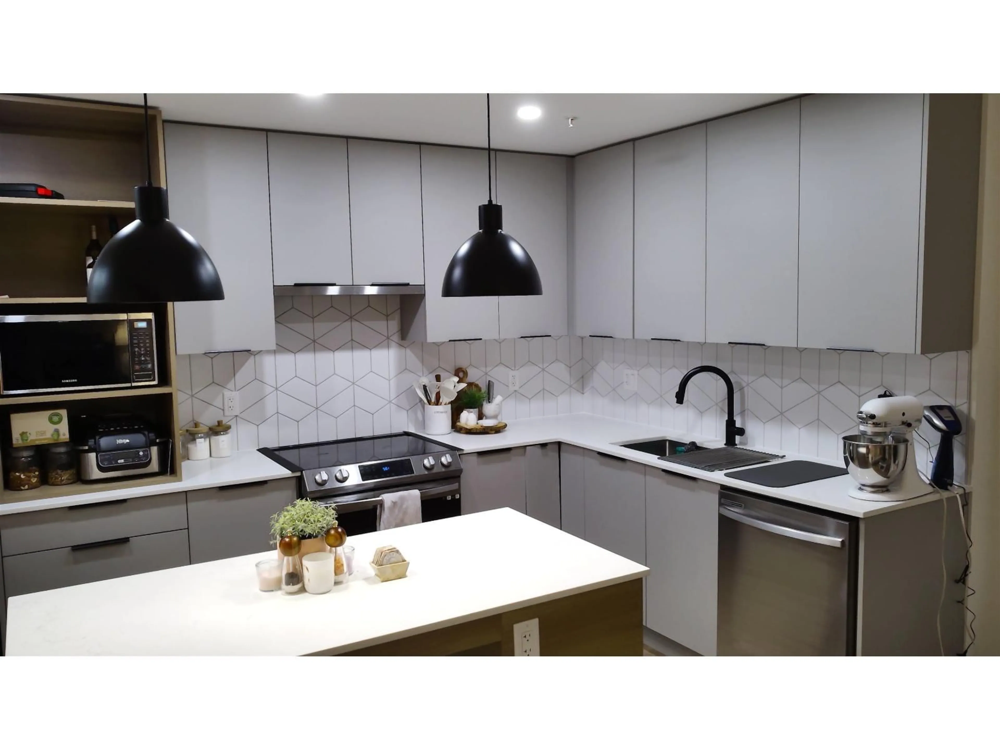 Contemporary kitchen, ceramic/tile floor for 501 - 10778 138 STREET, Surrey British Columbia V3T0S5