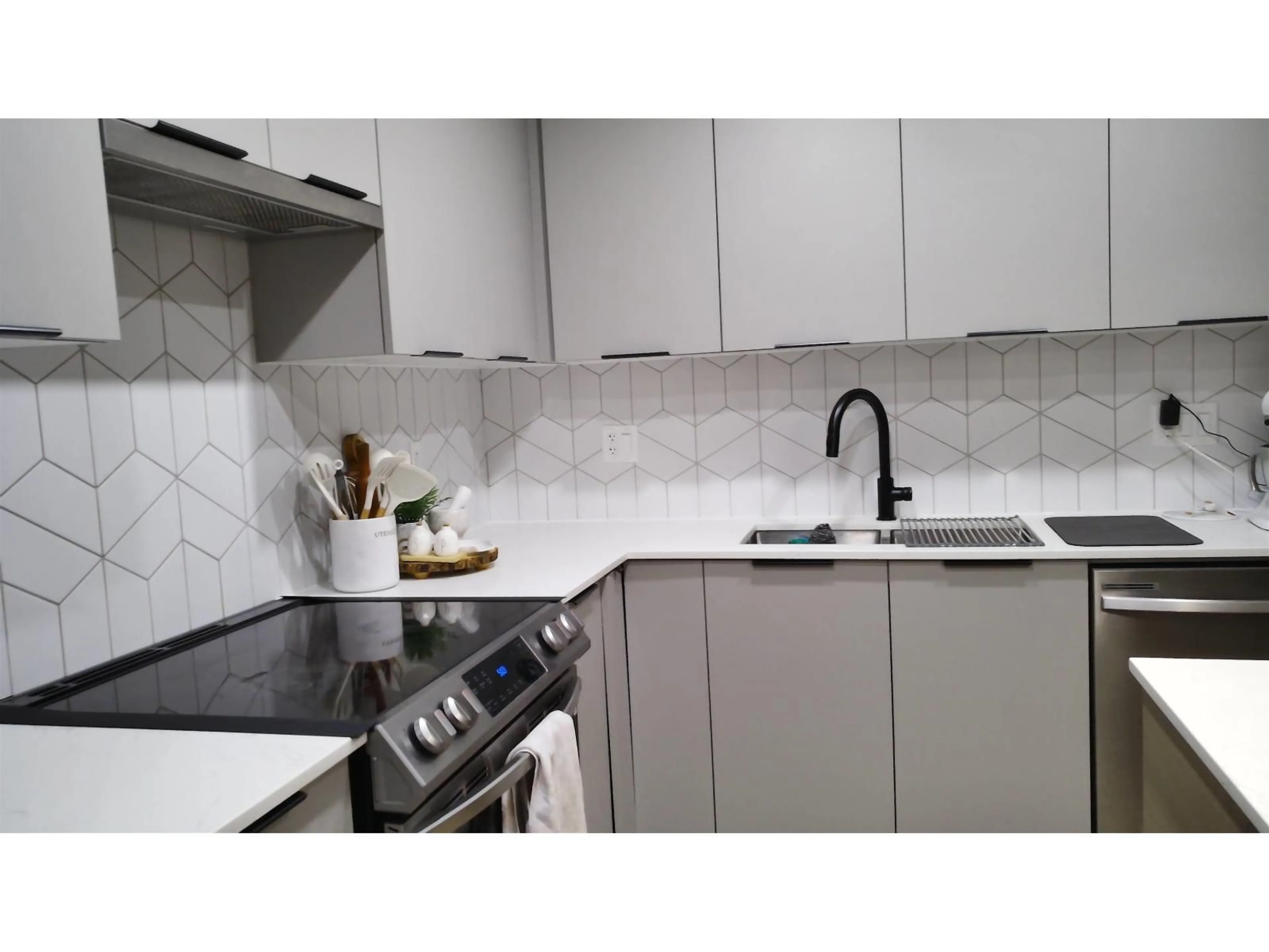 Standard kitchen, unknown for 501 - 10778 138 STREET, Surrey British Columbia V3T0S5