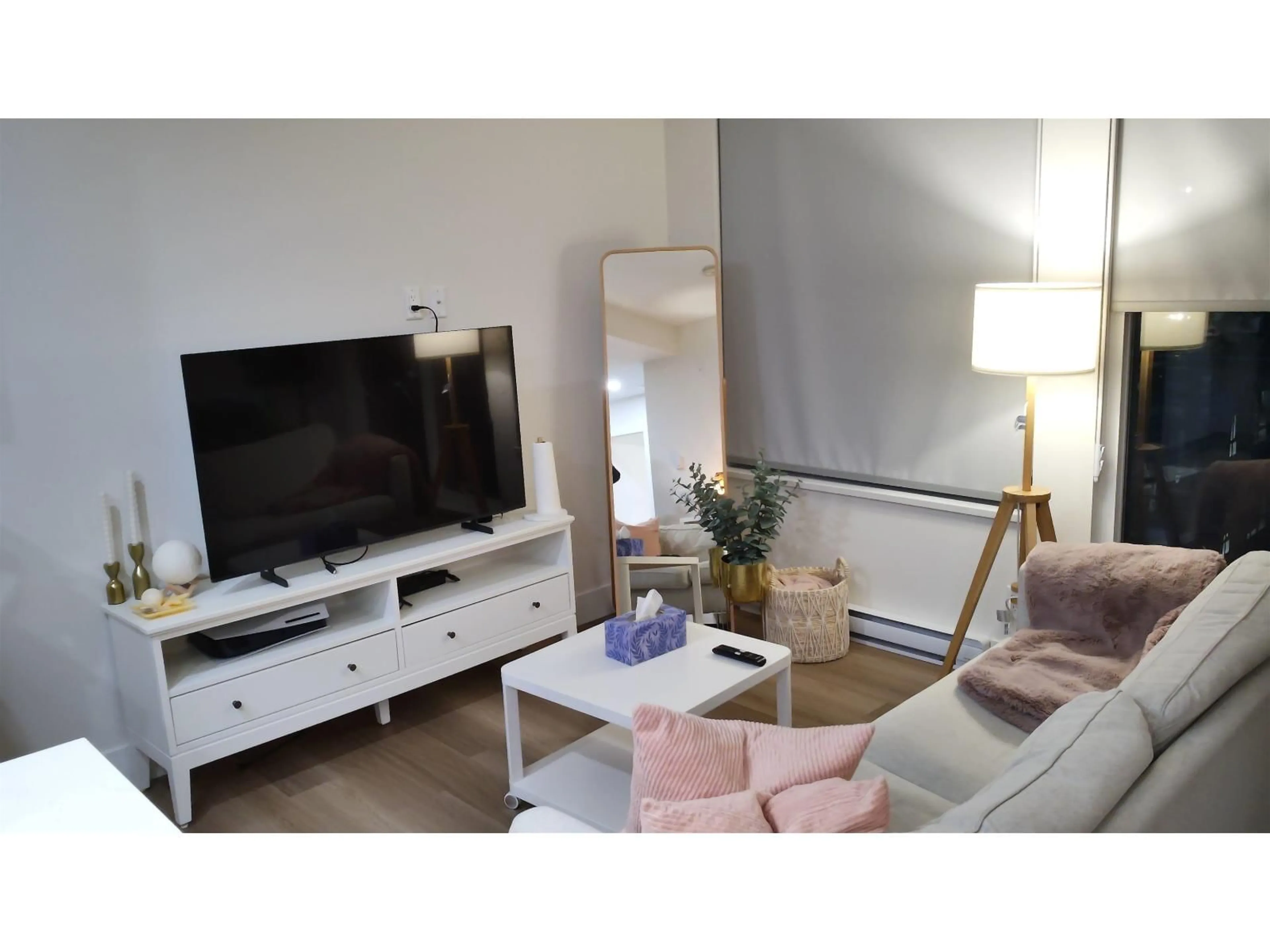 Living room with furniture, wood/laminate floor for 501 - 10778 138 STREET, Surrey British Columbia V3T0S5