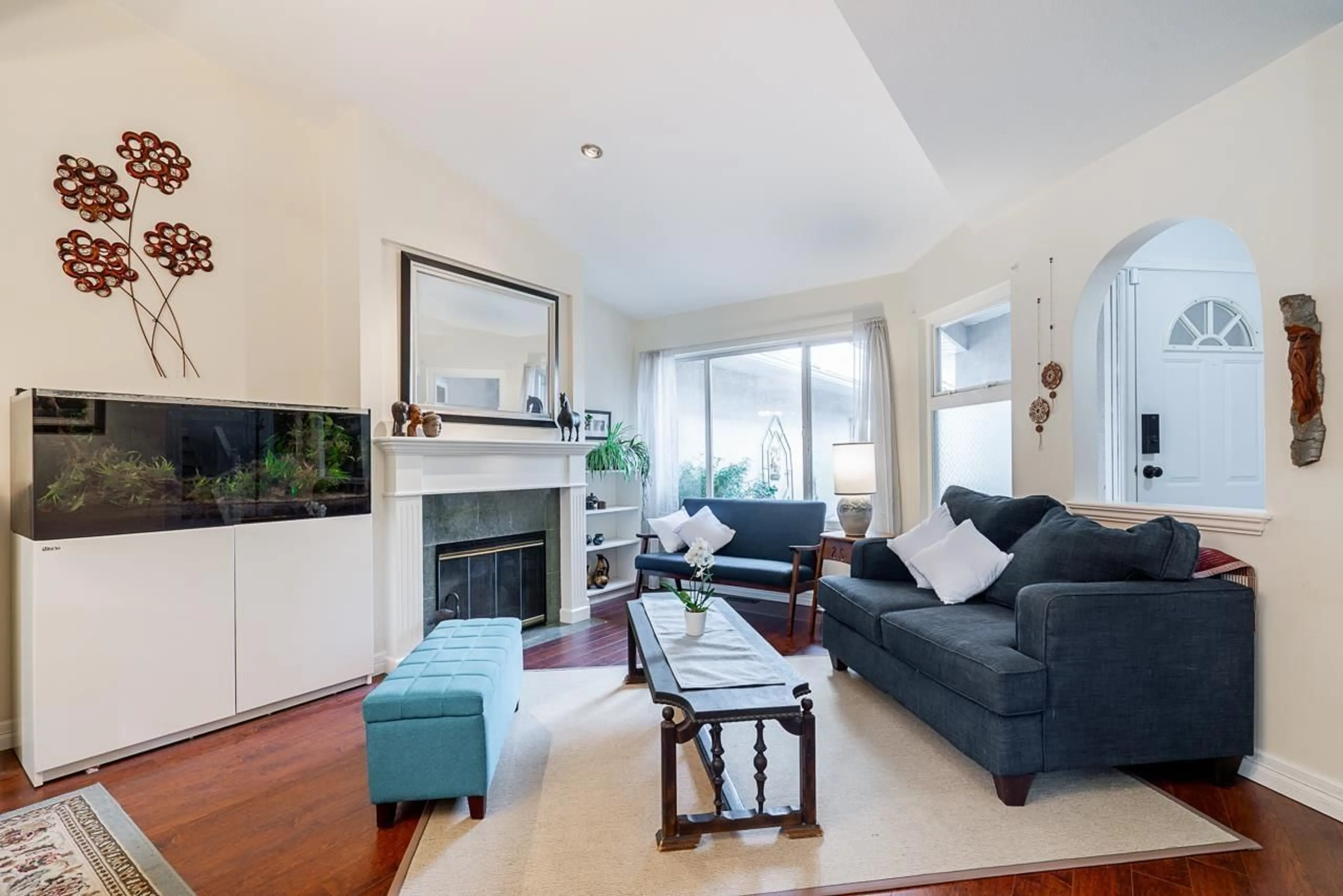 Living room with furniture, wood/laminate floor for 157 - 15501 89A AVENUE, Surrey British Columbia V3S7X2