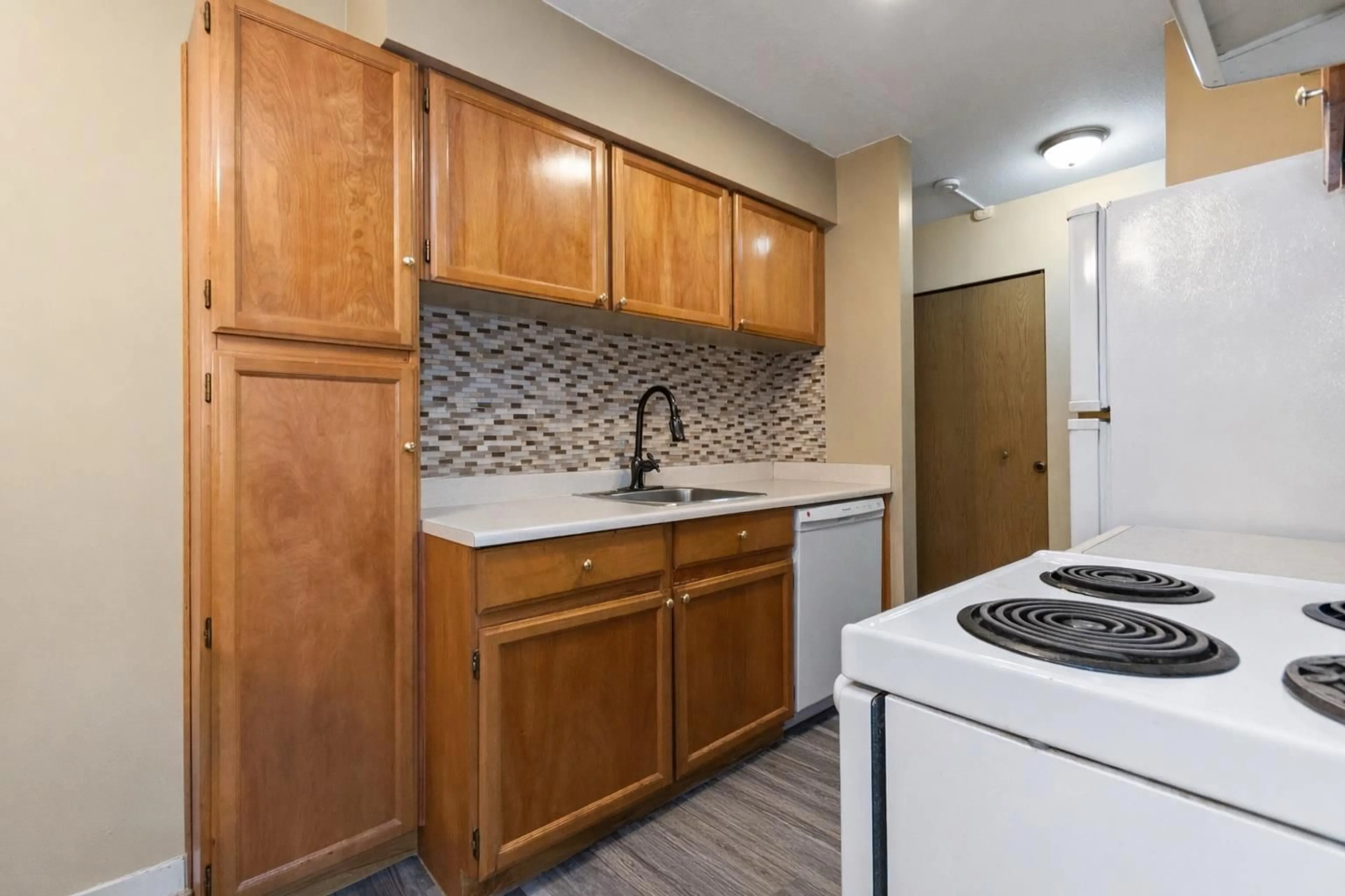 Standard kitchen, unknown for 6 - 46210 MARGARET AVENUE, Chilliwack British Columbia V2P2G9