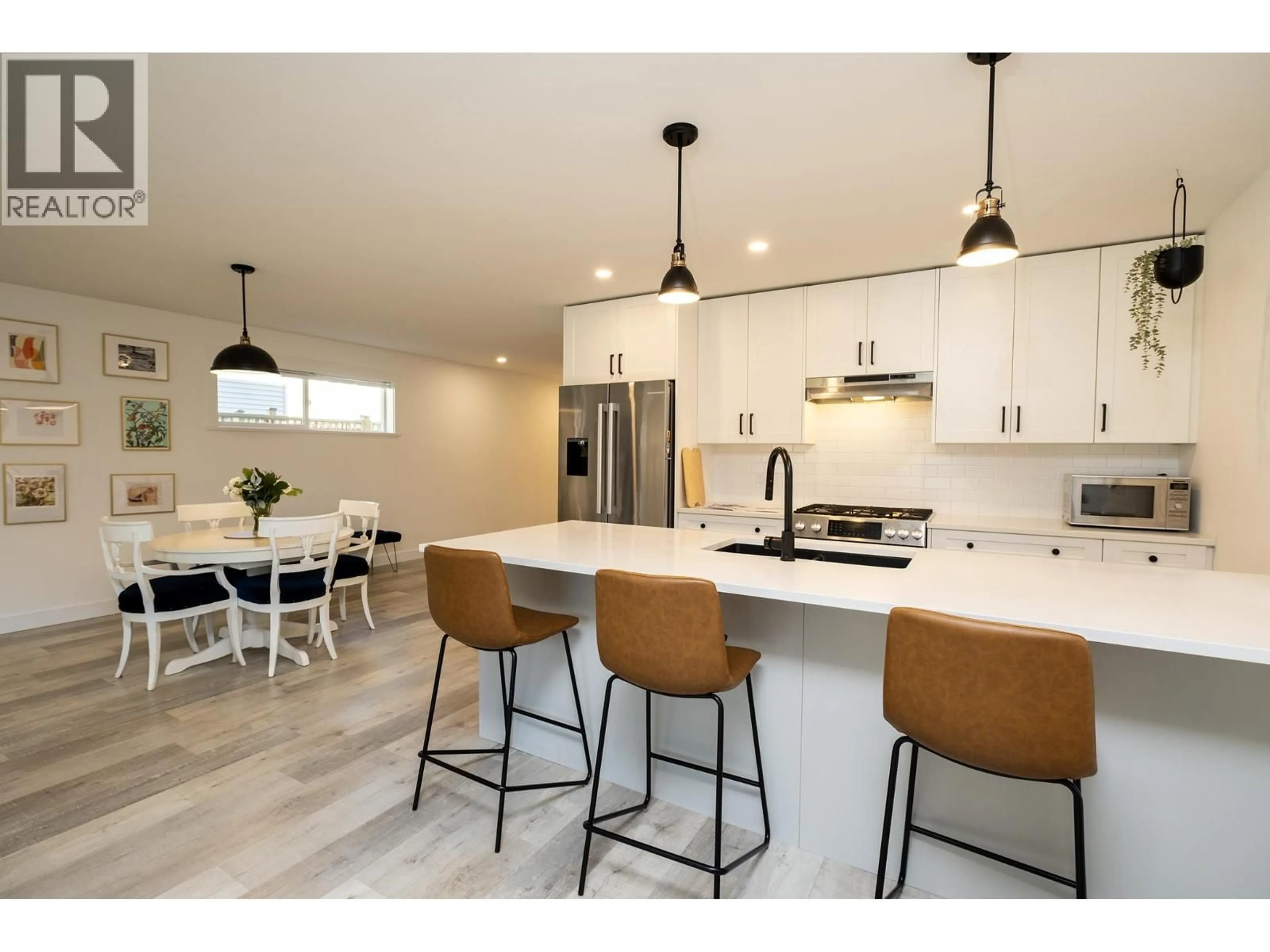 Open concept kitchen, ceramic/tile floor for 1078 CELIA CRESCENT, Gibsons British Columbia V0N1V7