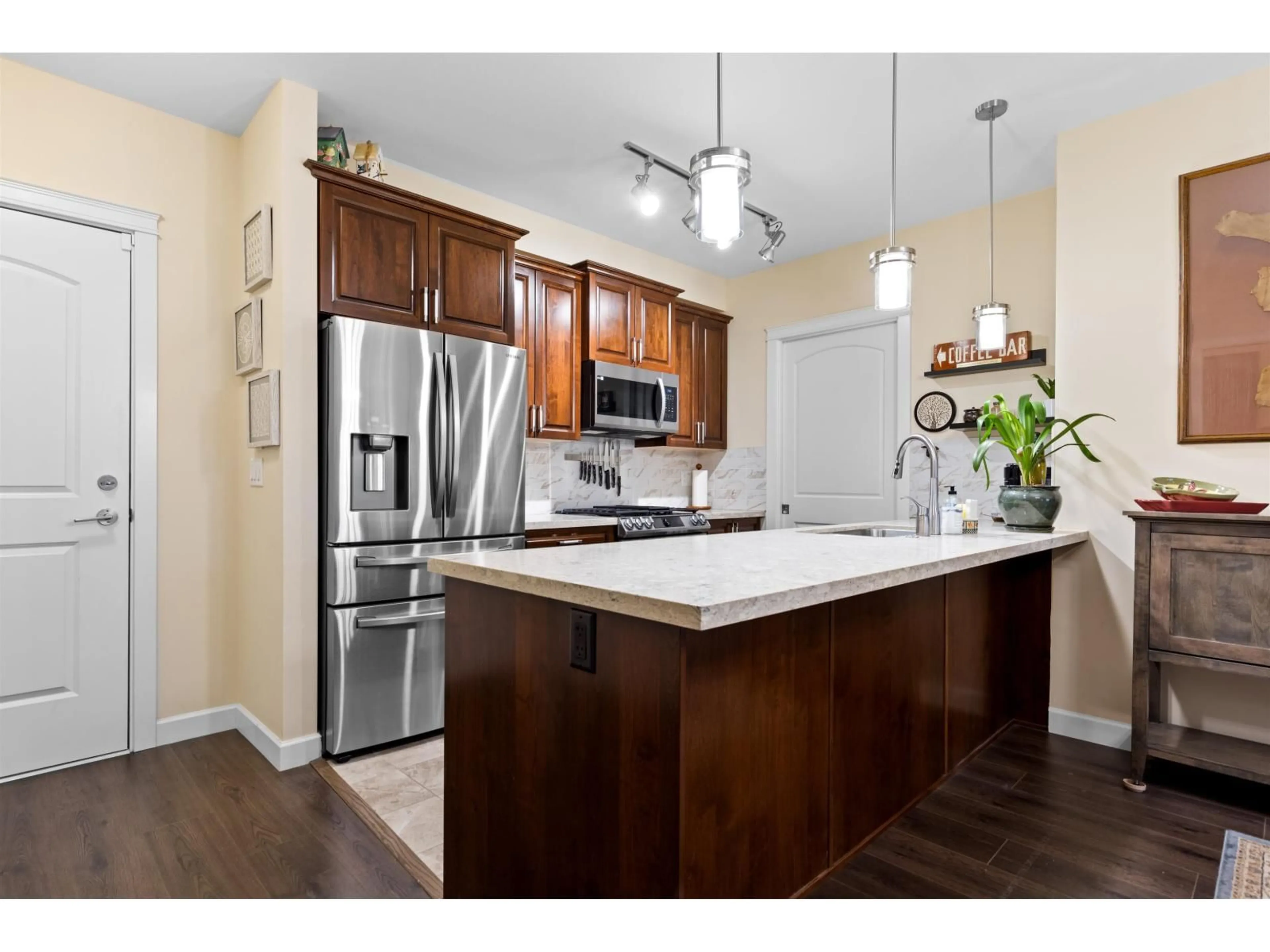 Open concept kitchen, wood/laminate floor for 204 - 20376 86 AVENUE, Langley British Columbia V2Y2C2