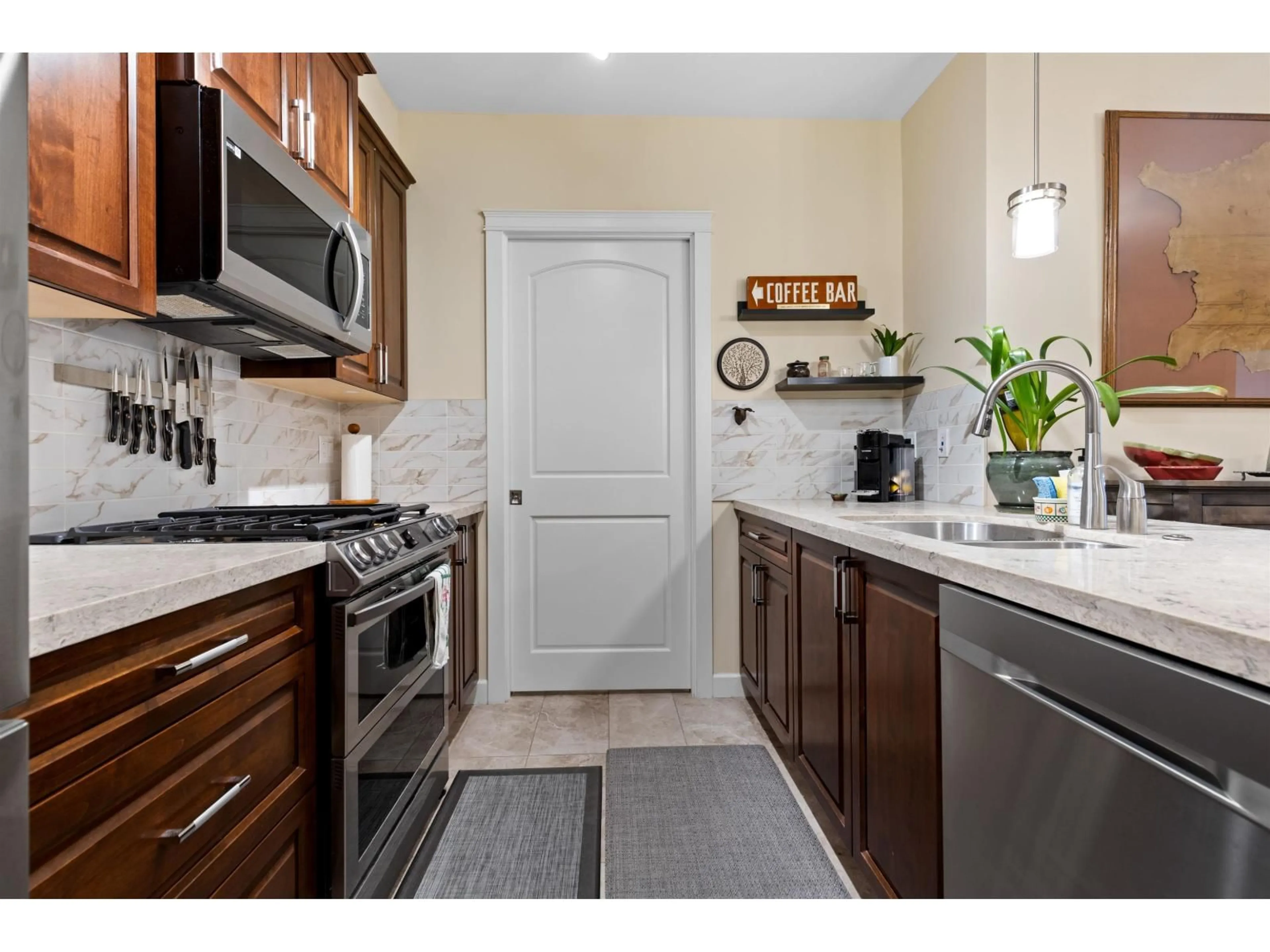 Open concept kitchen, ceramic/tile floor for 204 - 20376 86 AVENUE, Langley British Columbia V2Y2C2