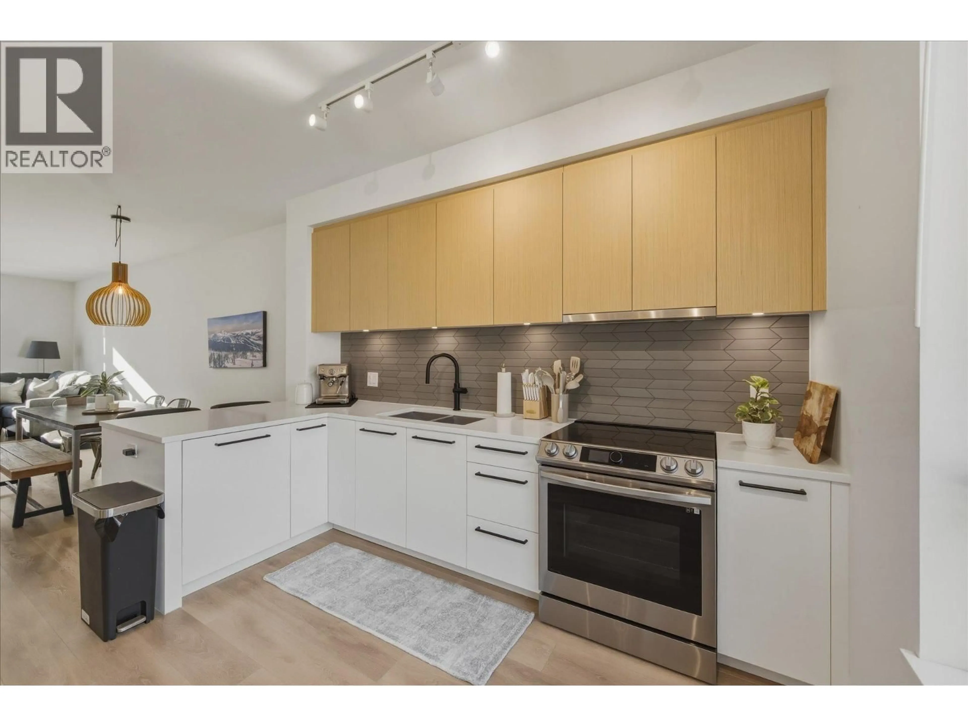 Open concept kitchen, wood/laminate floor for 38014 KEEL WAY, Squamish British Columbia V8B2A1