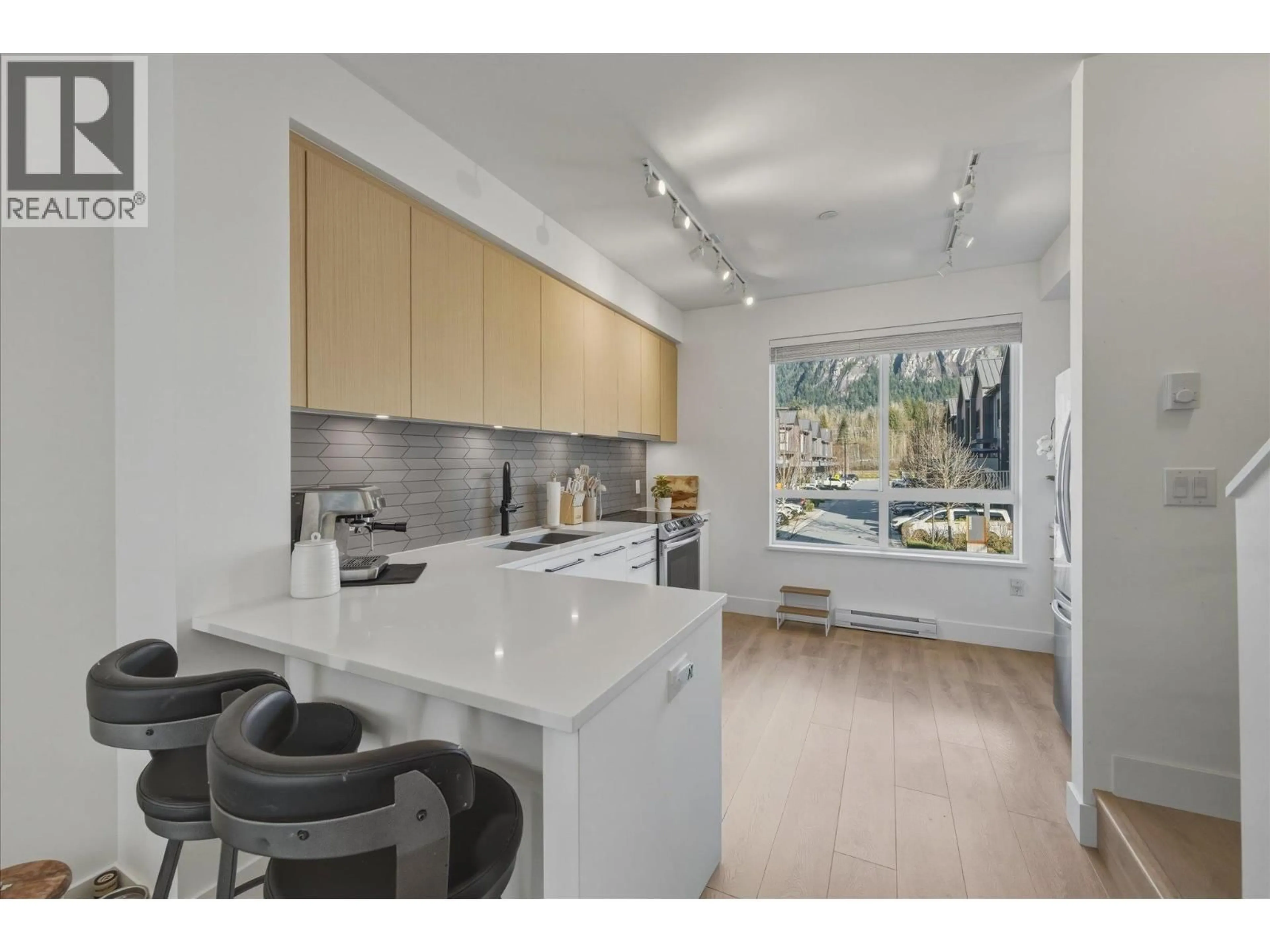 Open concept kitchen, unknown for 38014 KEEL WAY, Squamish British Columbia V8B2A1