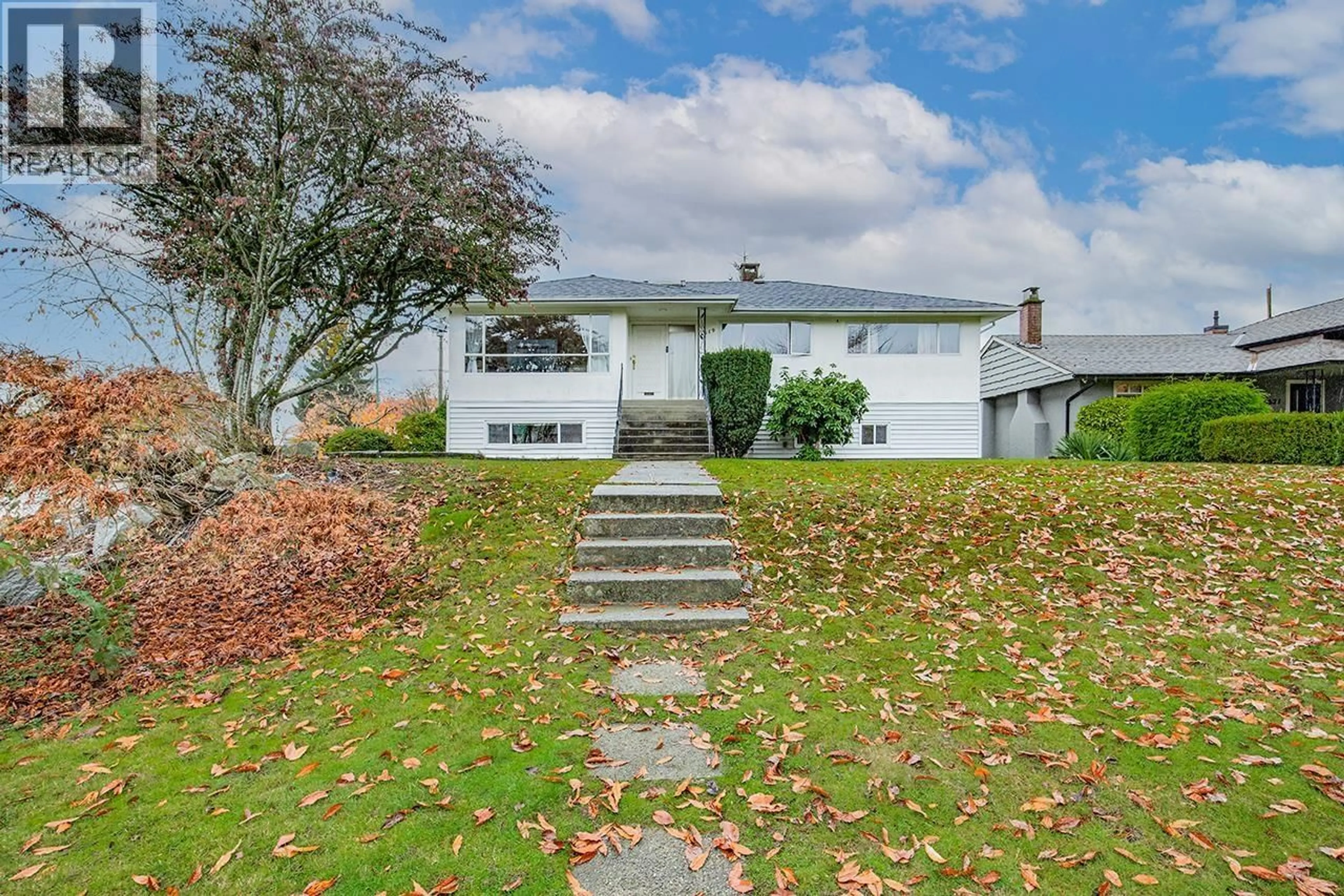 A pic from outside/outdoor area/front of a property/back of a property/a pic from drone, street for 4619 WESTLAWN DRIVE, Burnaby British Columbia V5C3R2