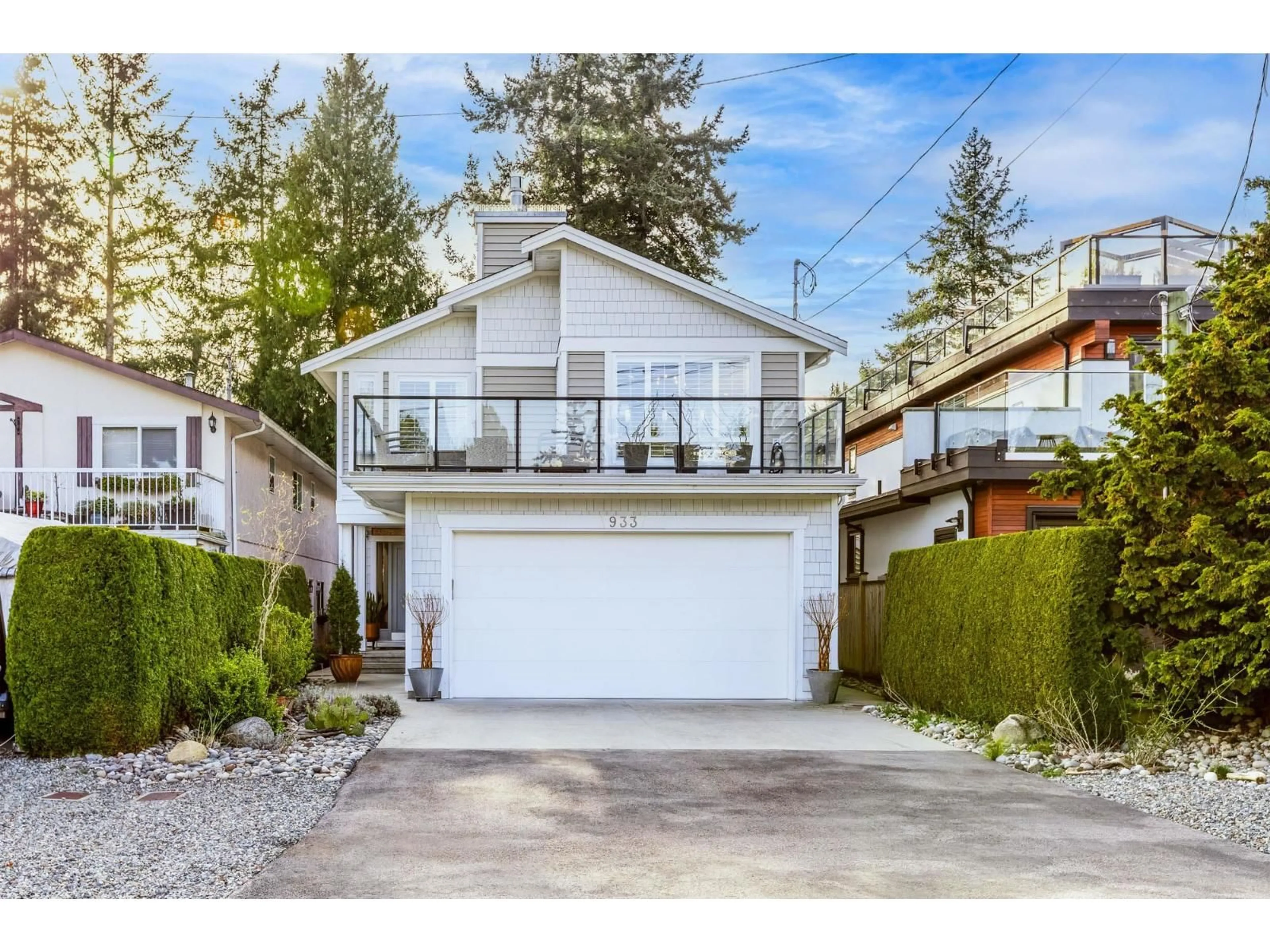 Home with vinyl exterior material, street for 933 MAPLE STREET, White Rock British Columbia V4B4M4