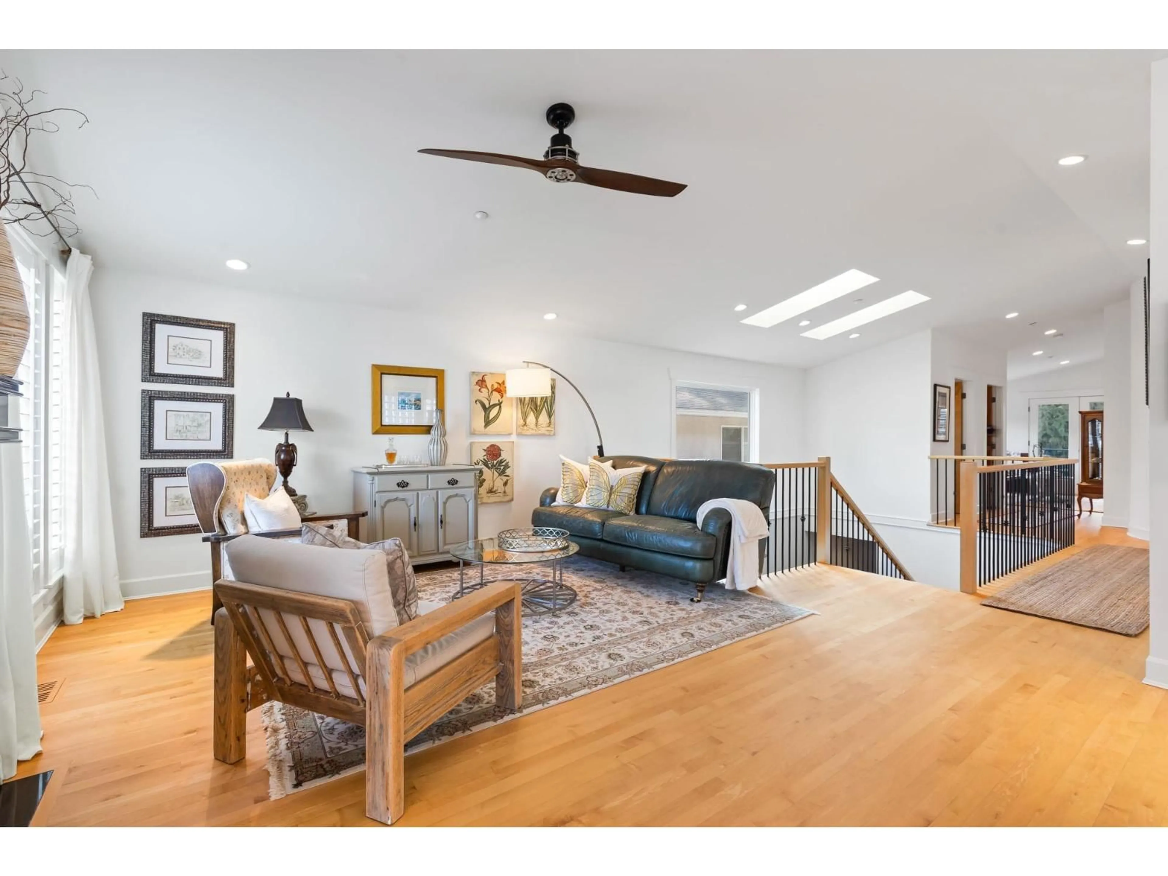 Living room with furniture, wood/laminate floor for 933 MAPLE STREET, White Rock British Columbia V4B4M4