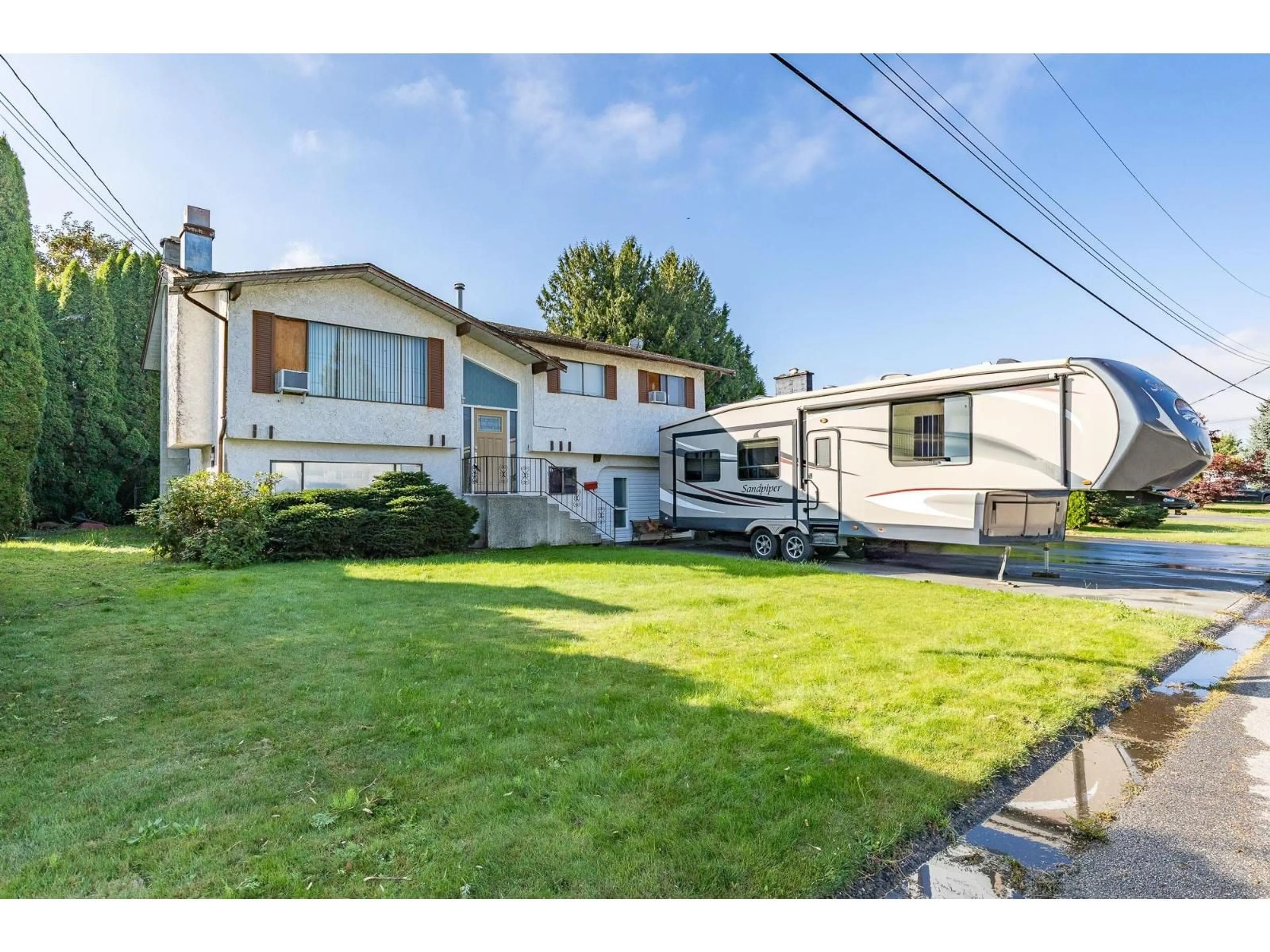A pic from outside/outdoor area/front of a property/back of a property/a pic from drone, street for 46494 ELLIOTT AVENUE, Chilliwack British Columbia V2P6L3