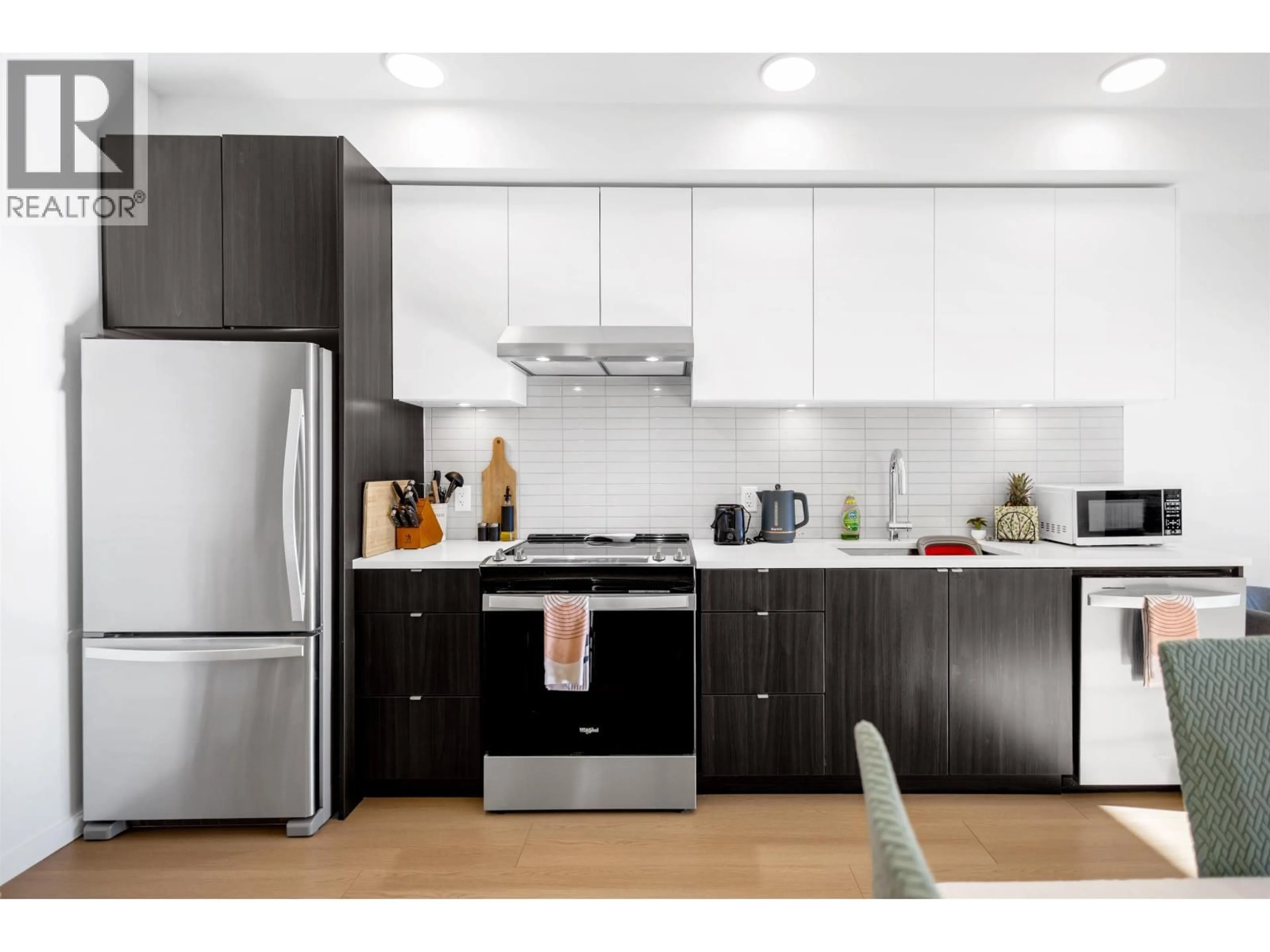 Contemporary kitchen, wood/laminate floor for 306 - 37994 2ND AVENUE, Squamish British Columbia V8B0C3