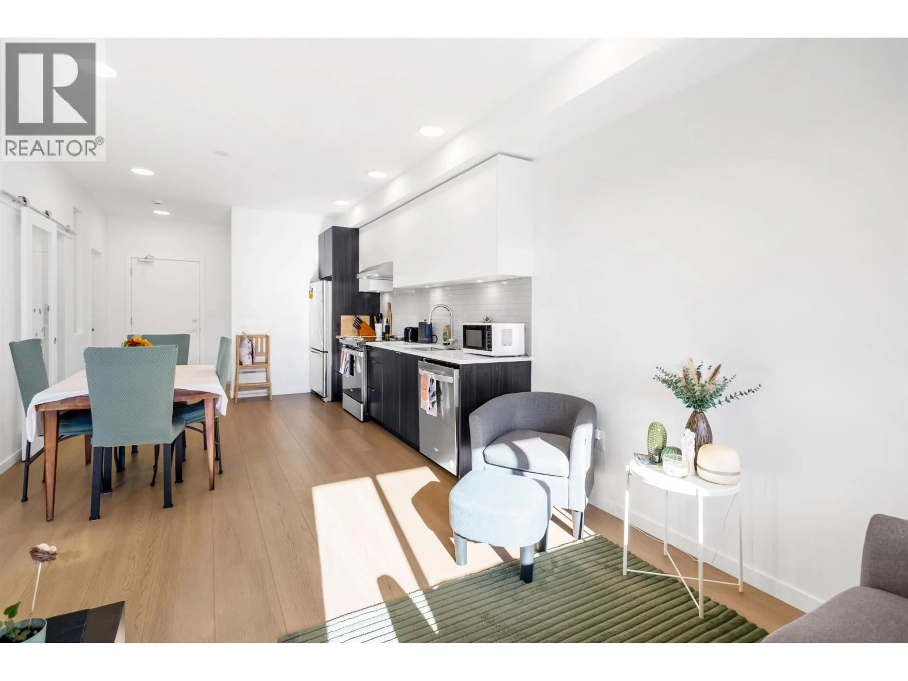 Open concept kitchen, wood/laminate floor for 306 - 37994 2ND AVENUE, Squamish British Columbia V8B0C3