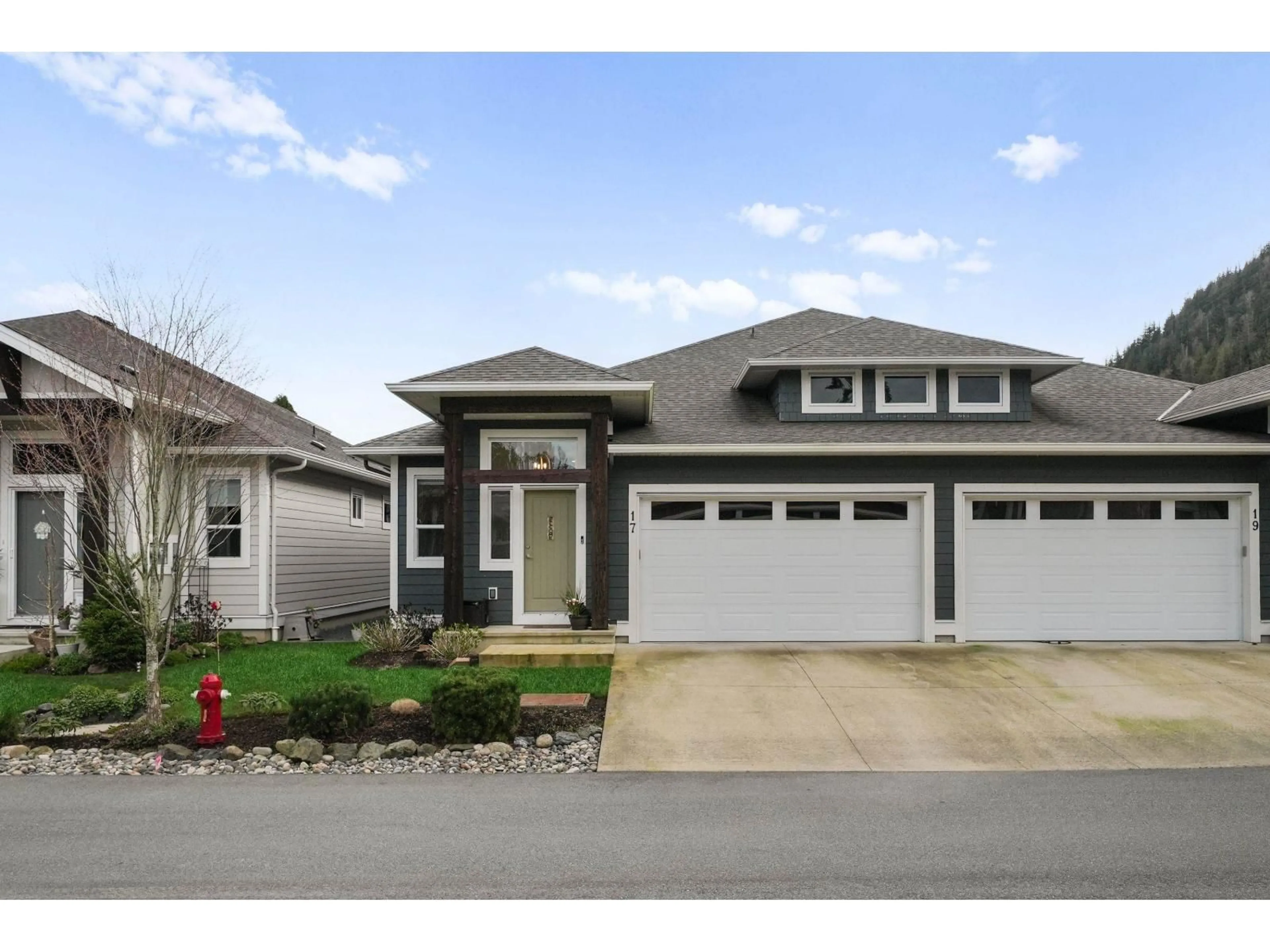 Home with vinyl exterior material, street for 17 - 628 MCCOMBS DRIVE, Harrison Hot Springs British Columbia V0M1K0