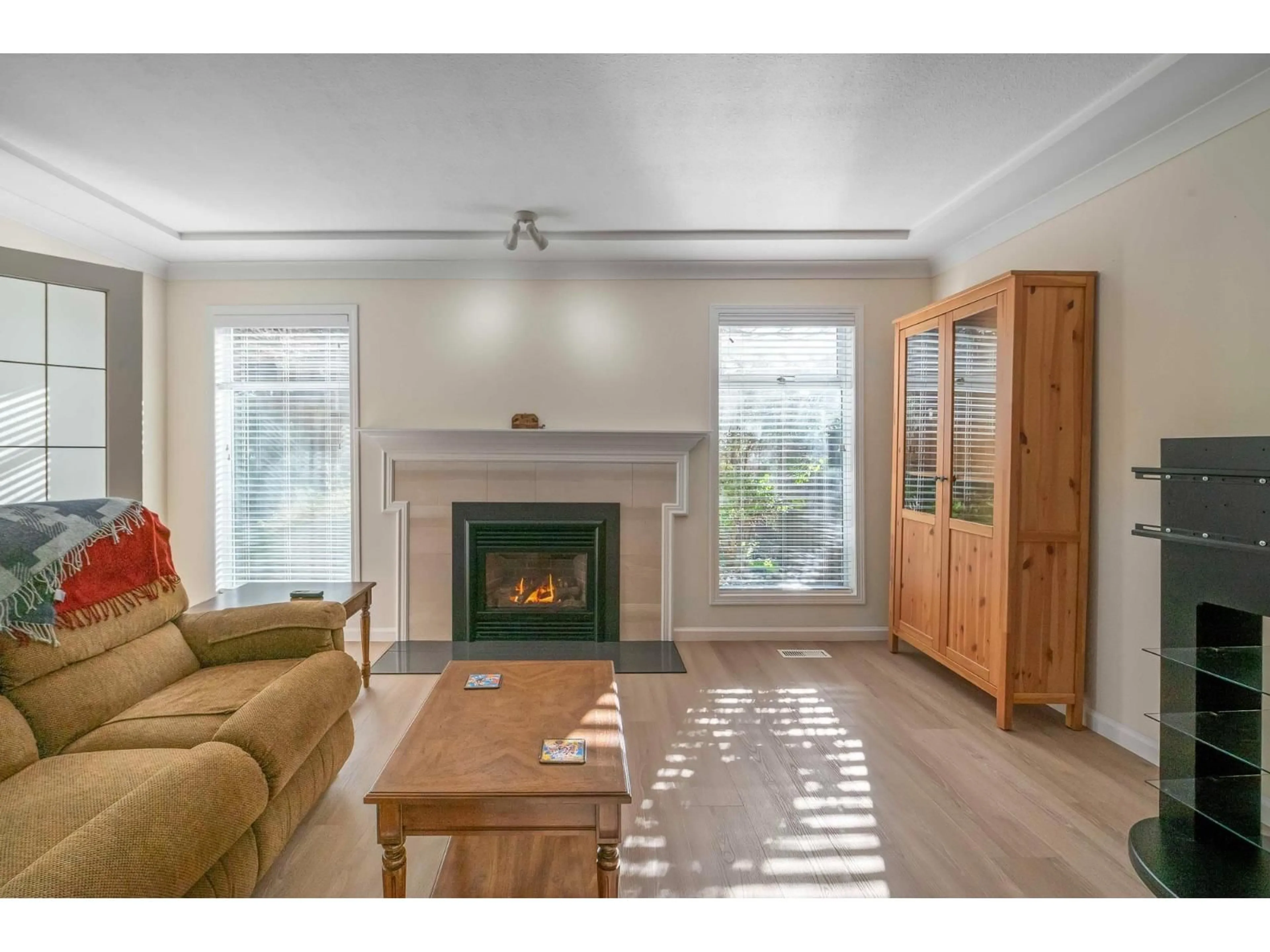 Living room with furniture, unknown for 4 - 12981 17 AVENUE, Surrey British Columbia V4A8T3