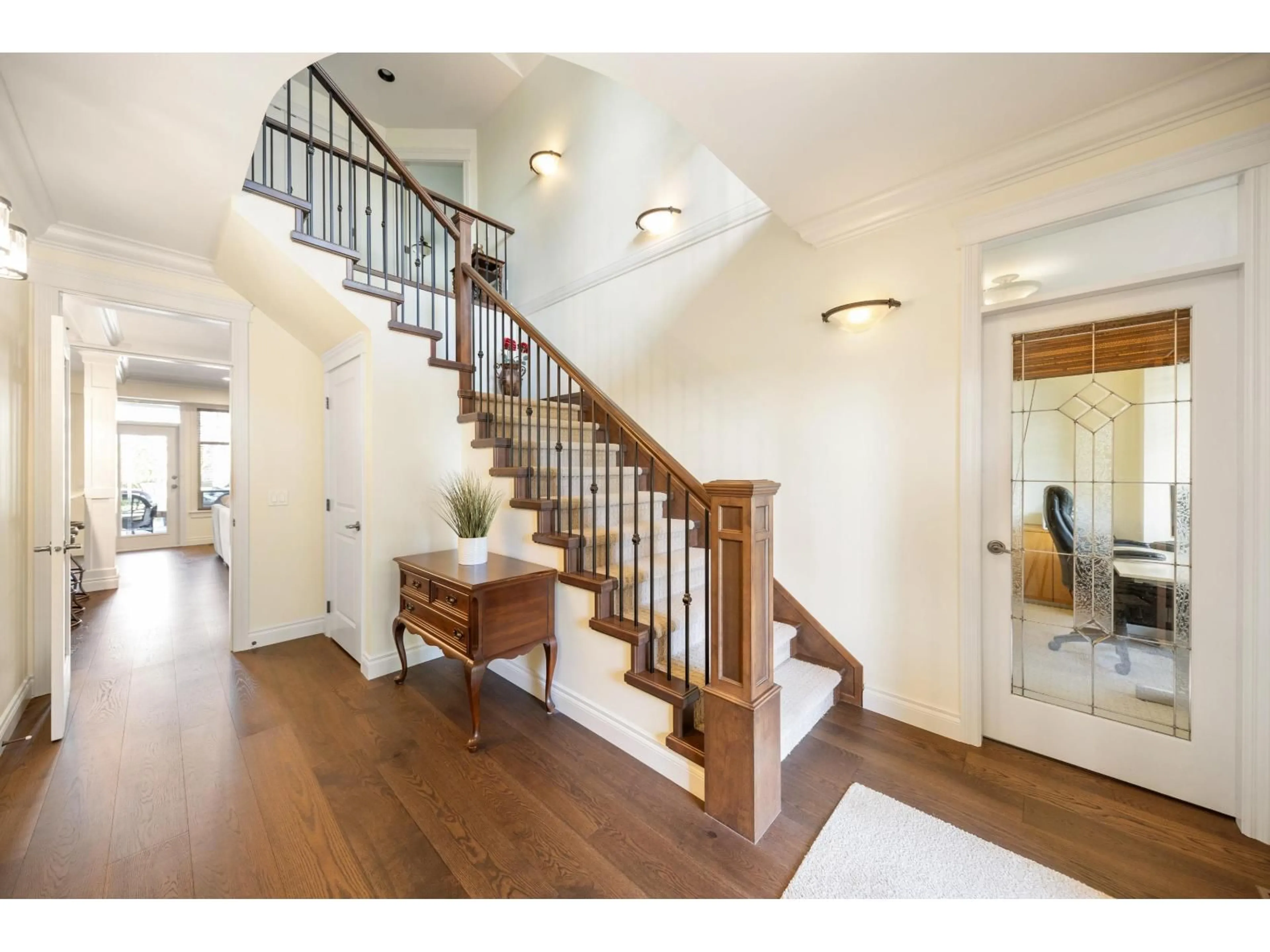 Indoor entryway for 13785 MARINE DRIVE, White Rock British Columbia V4B1A3