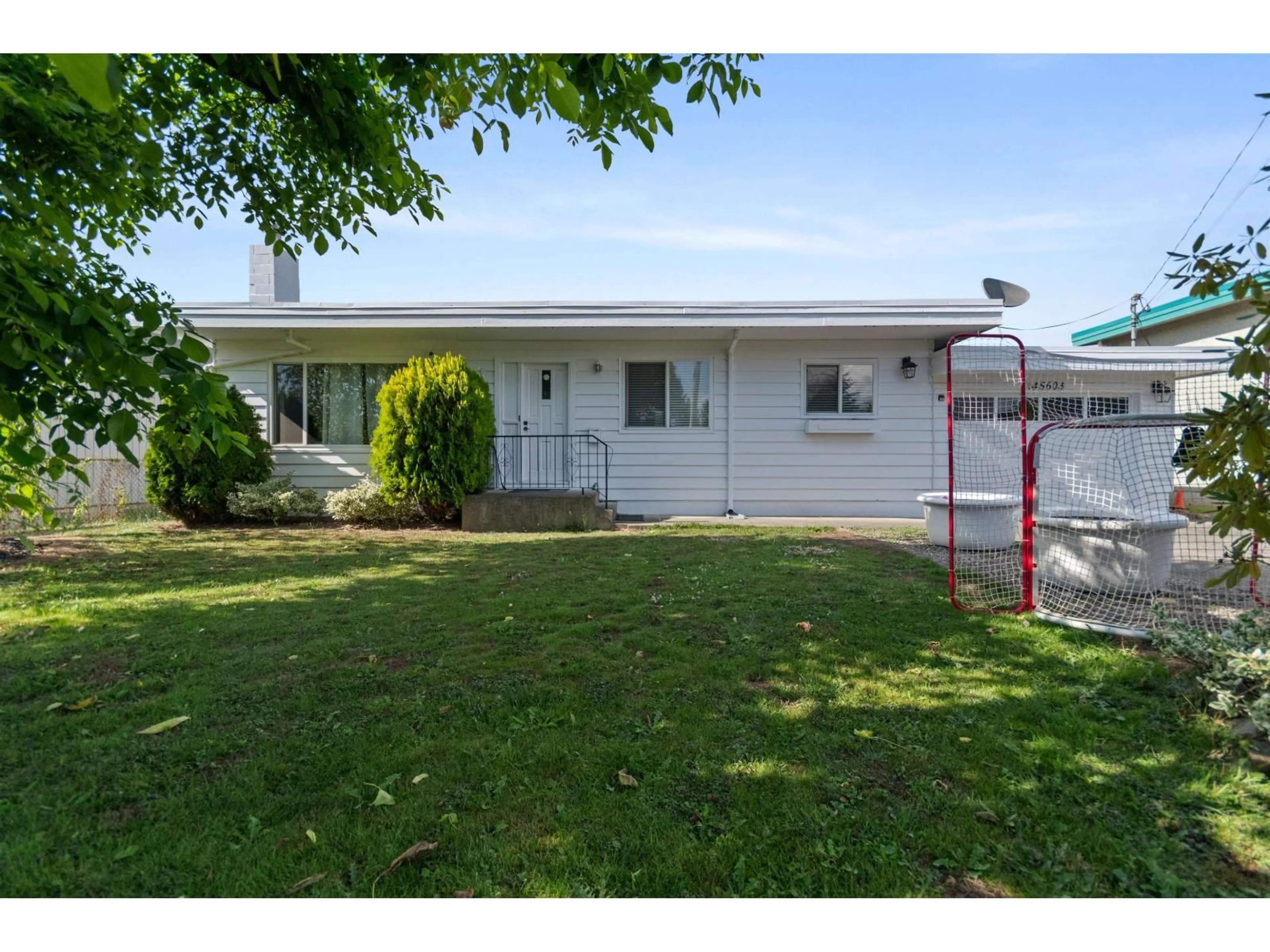 Home with vinyl exterior material, street for 45603 REECE AVENUE, Chilliwack British Columbia V2P2Z9