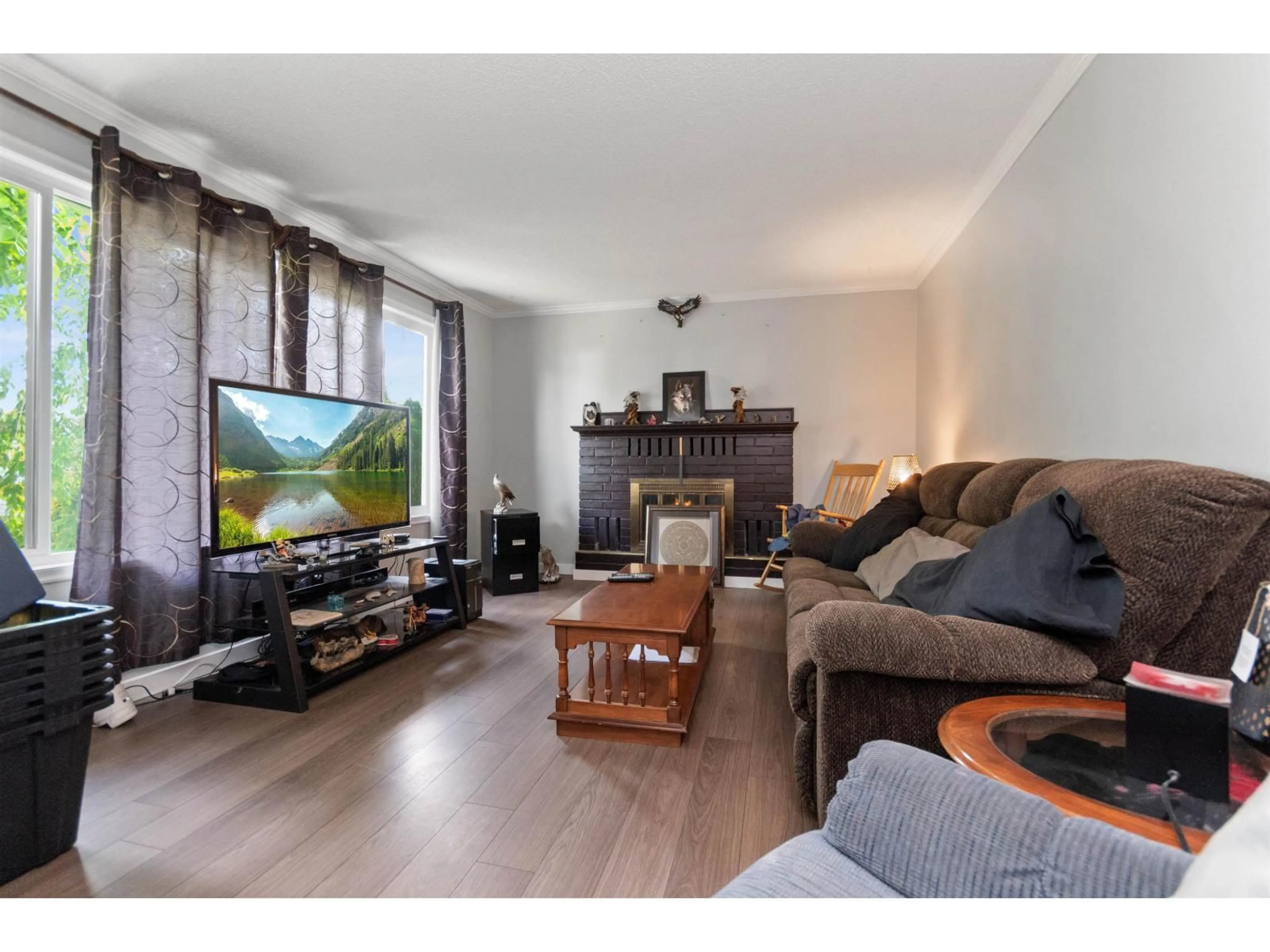 Living room with furniture, wood/laminate floor for 45603 REECE AVENUE, Chilliwack British Columbia V2P2Z9