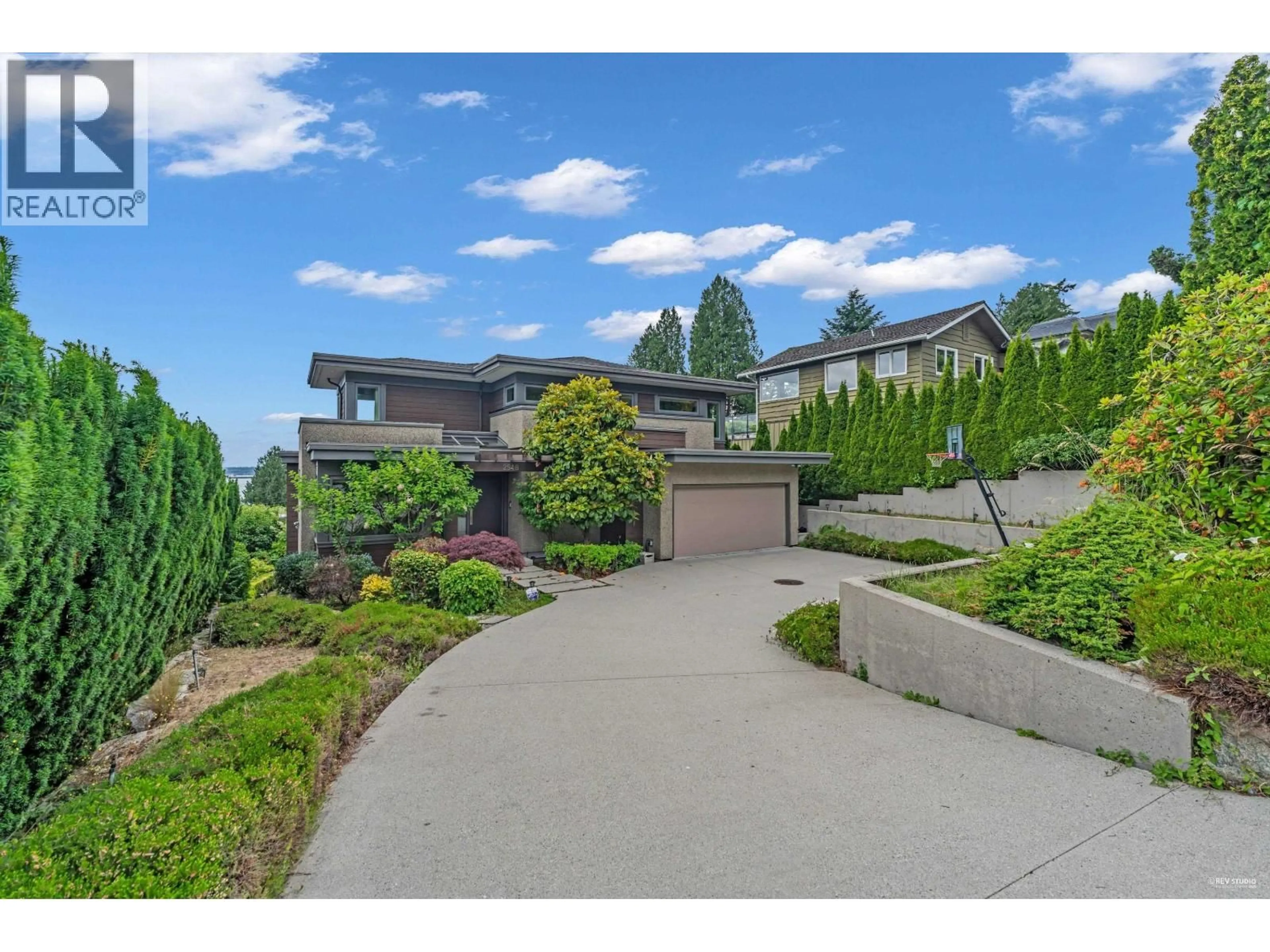 A pic from outside/outdoor area/front of a property/back of a property/a pic from drone, unknown for 2548 MATHERS AVENUE, West Vancouver British Columbia V7V2J1