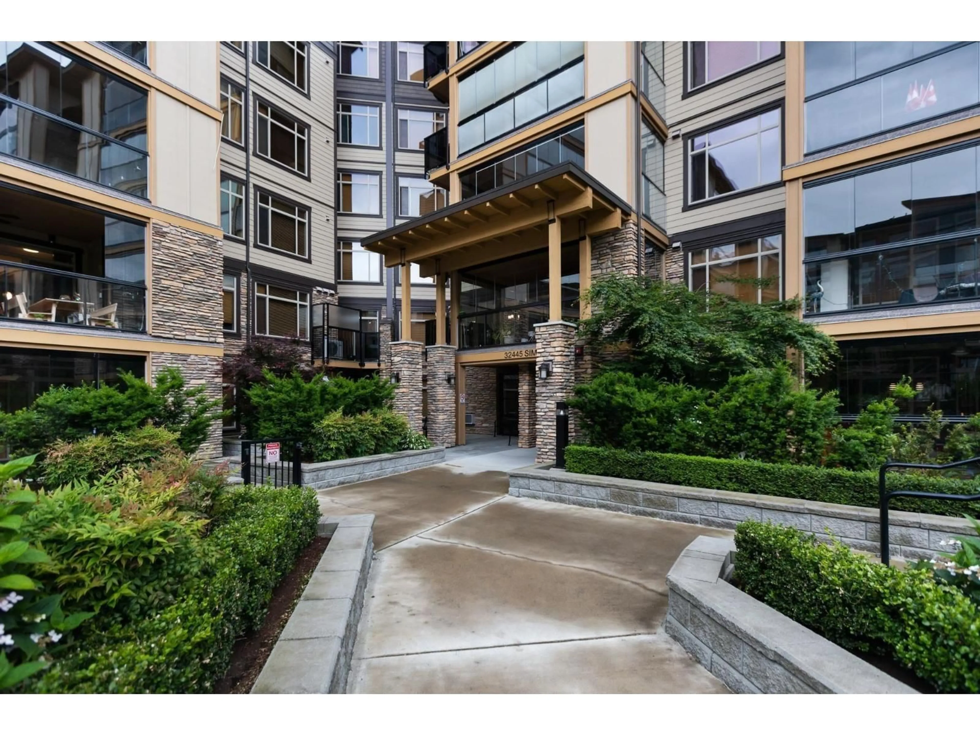 Indoor foyer for 108 - 32445 SIMON AVENUE, Abbotsford British Columbia V2T0G7