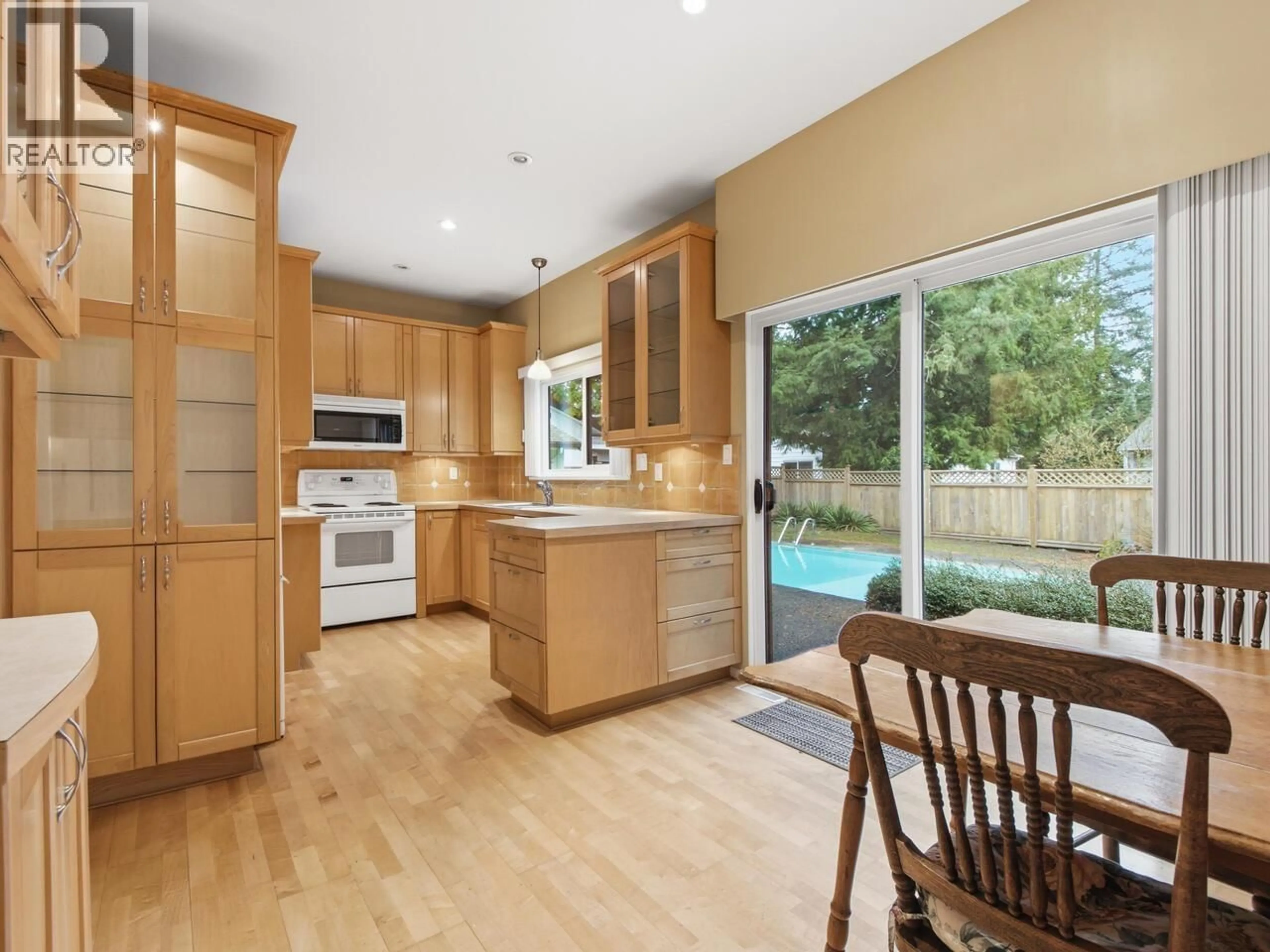 Open concept kitchen, wood/laminate floor for 533 ASCOT STREET, Coquitlam British Columbia V3J6H5