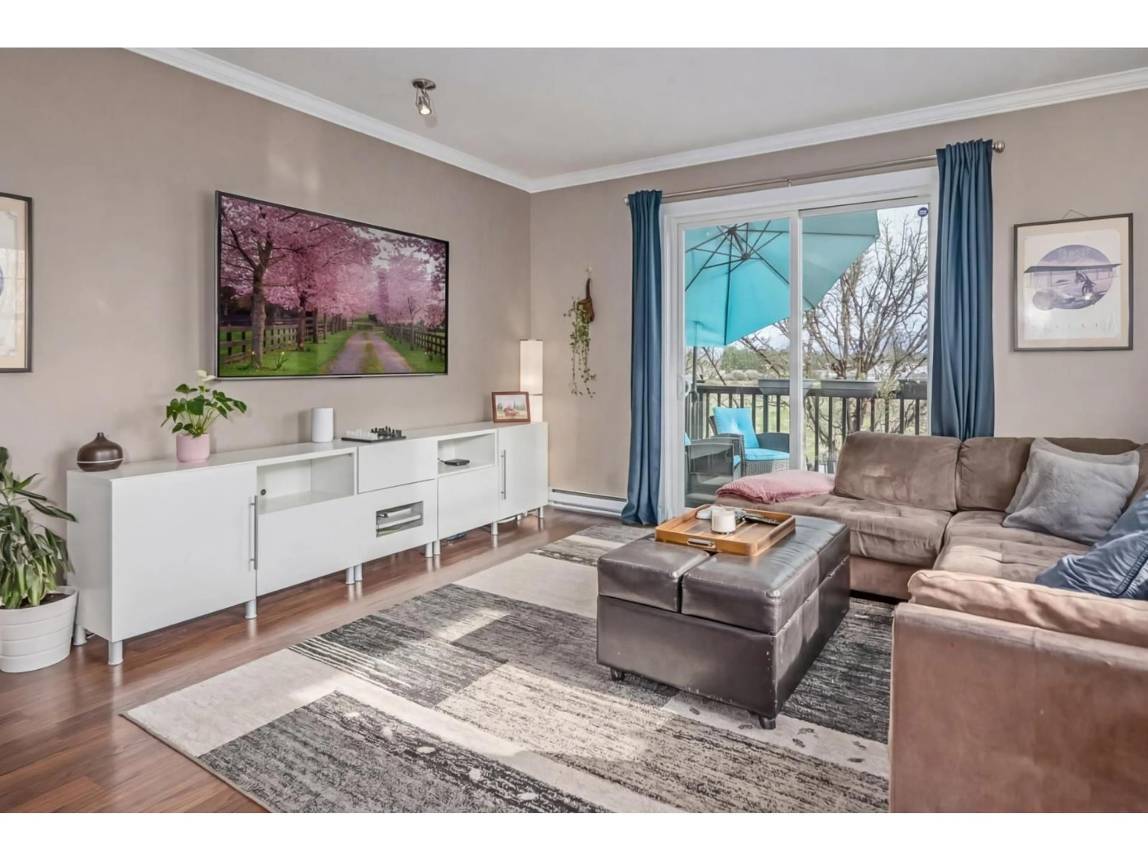 Living room with furniture, wood/laminate floor for 35 - 7348 192A STREET, Surrey British Columbia V4N6J2