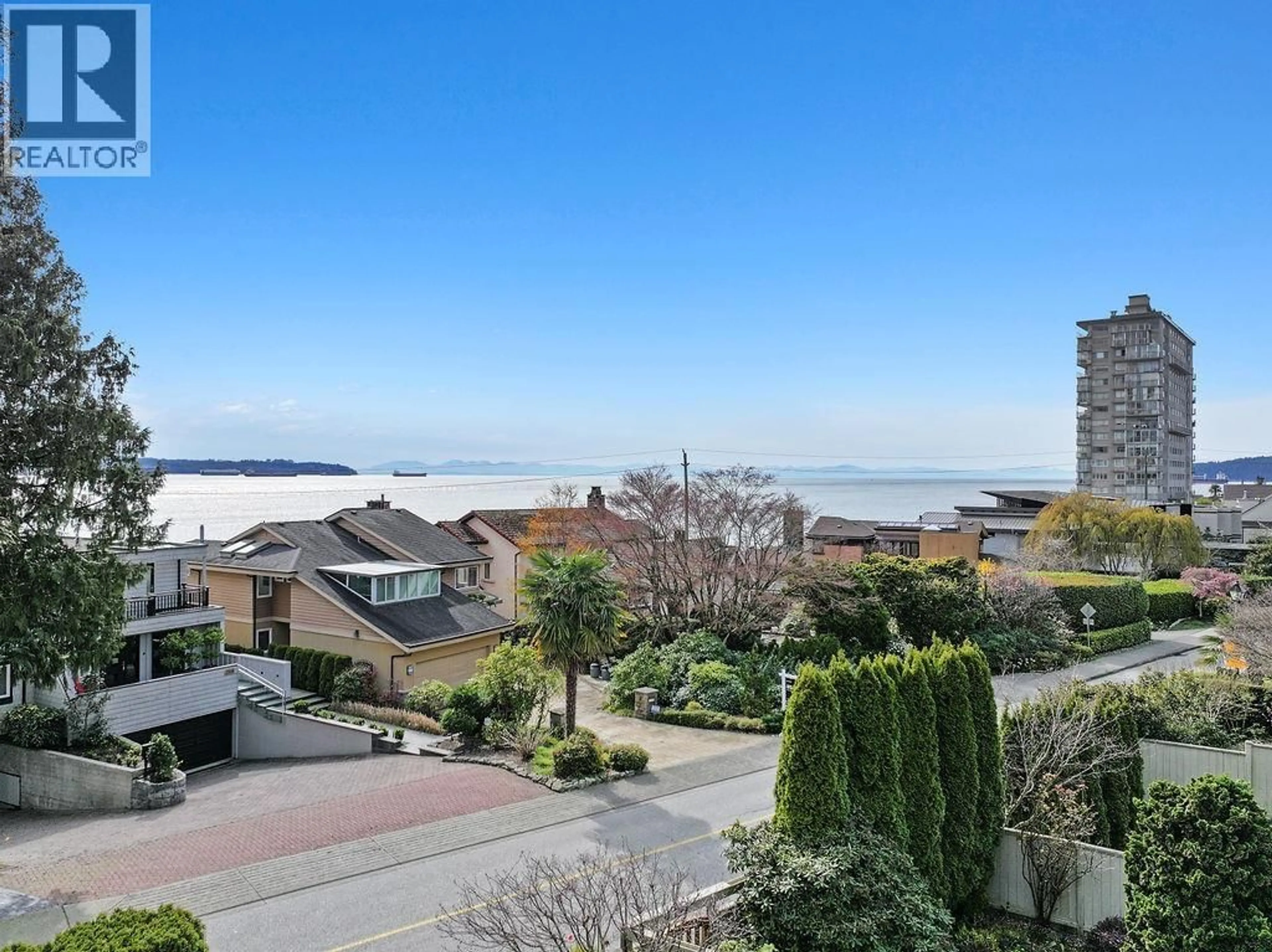 A pic from outside/outdoor area/front of a property/back of a property/a pic from drone, water/lake/river/ocean view for 2317 BELLEVUE AVENUE, West Vancouver British Columbia V7V1C9