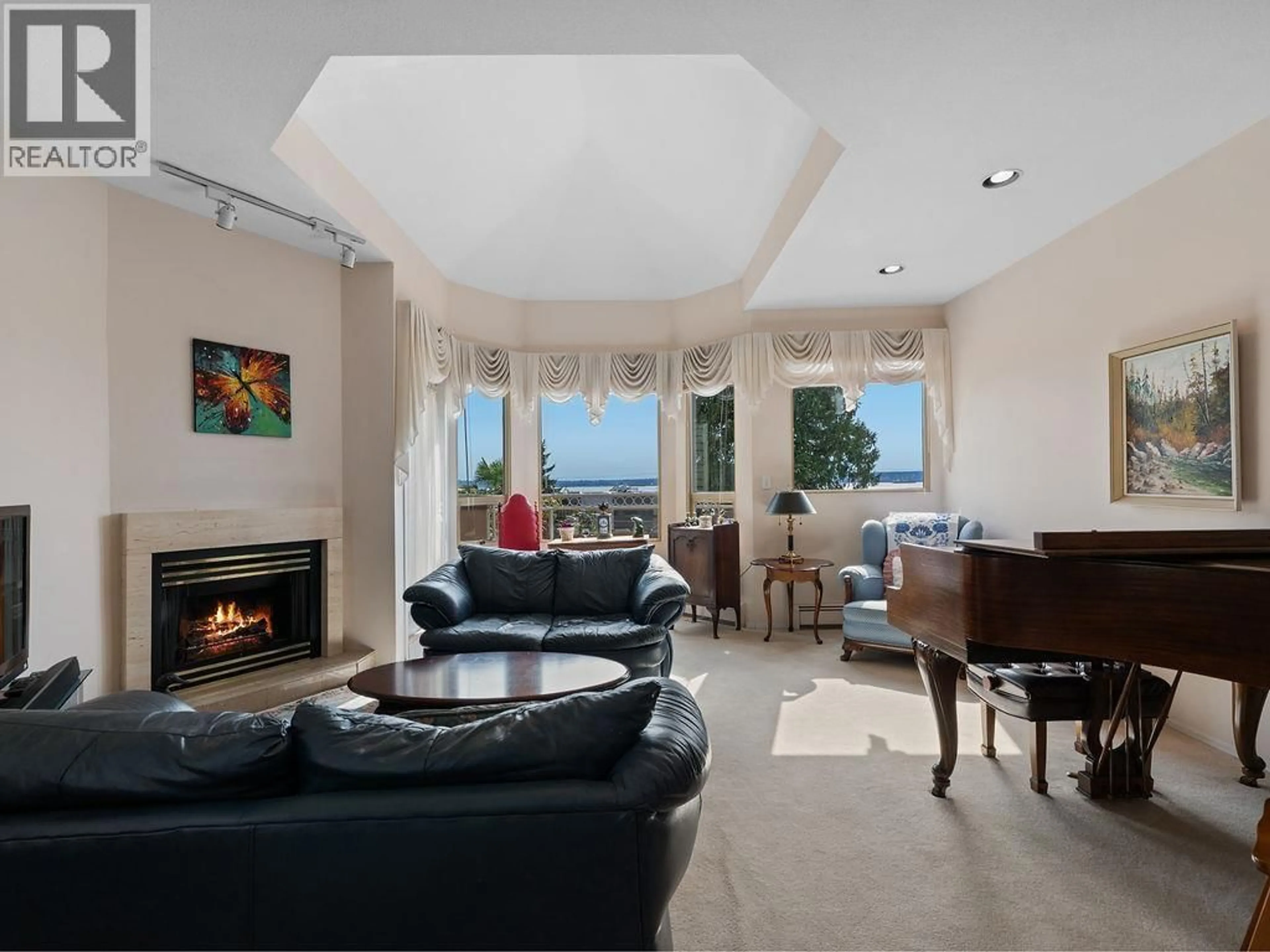 Living room with furniture, ceramic/tile floor for 2317 BELLEVUE AVENUE, West Vancouver British Columbia V7V1C9